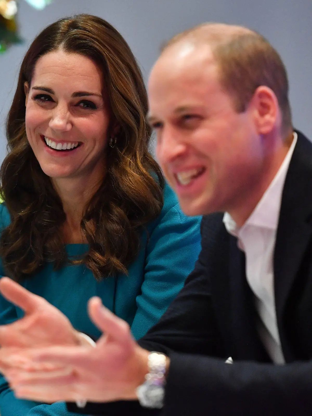 15.11.2018, Großbritannien, London: Der britische Prinz William und seine Frau Kate, Herzogin von Cambridge, lachen bei einem Besuch des BBC-Hauptgebäudes, dem Broadcasting House in London. Foto: Ben Stansall/PA Wire/dpa +++ dpa-Bildfunk +++