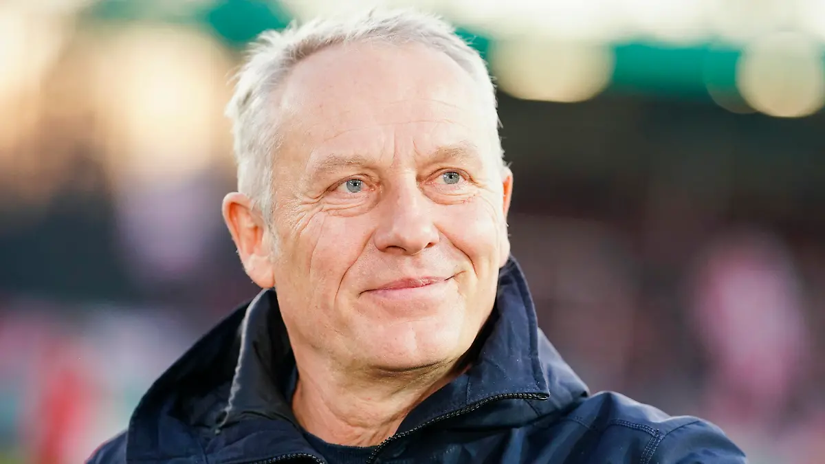 ARCHIV - 07.02.2023, Baden-Württemberg, Sandhausen: Fußball: DFB-Pokal, SV Sandhausen - SC Freiburg, Achtelfinale, BWT-Stadion am Hardtwald. Freiburgs Trainer Christian Streich lächelt. Streich sieht den SC Freiburg im Europa-League-Achtelfinale gegen Juventus Turin nicht chancenlos. (zu dpa: «Freiburg-Coach Streich glaubt an Chance gegen Juventus») Foto: Uwe Anspach/dpa +++ dpa-Bildfunk +++