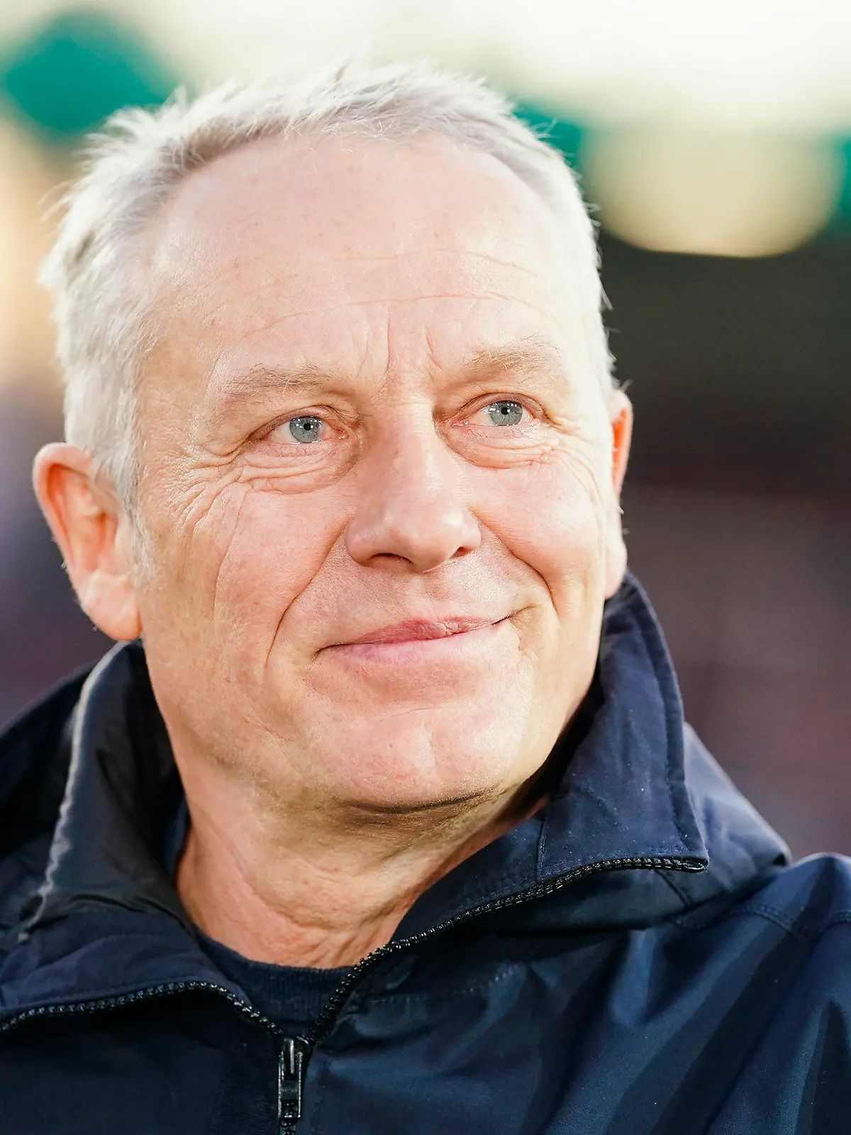 ARCHIV - 07.02.2023, Baden-Württemberg, Sandhausen: Fußball: DFB-Pokal, SV Sandhausen - SC Freiburg, Achtelfinale, BWT-Stadion am Hardtwald. Freiburgs Trainer Christian Streich lächelt. Streich sieht den SC Freiburg im Europa-League-Achtelfinale gegen Juventus Turin nicht chancenlos. (zu dpa: «Freiburg-Coach Streich glaubt an Chance gegen Juventus») Foto: Uwe Anspach/dpa +++ dpa-Bildfunk +++