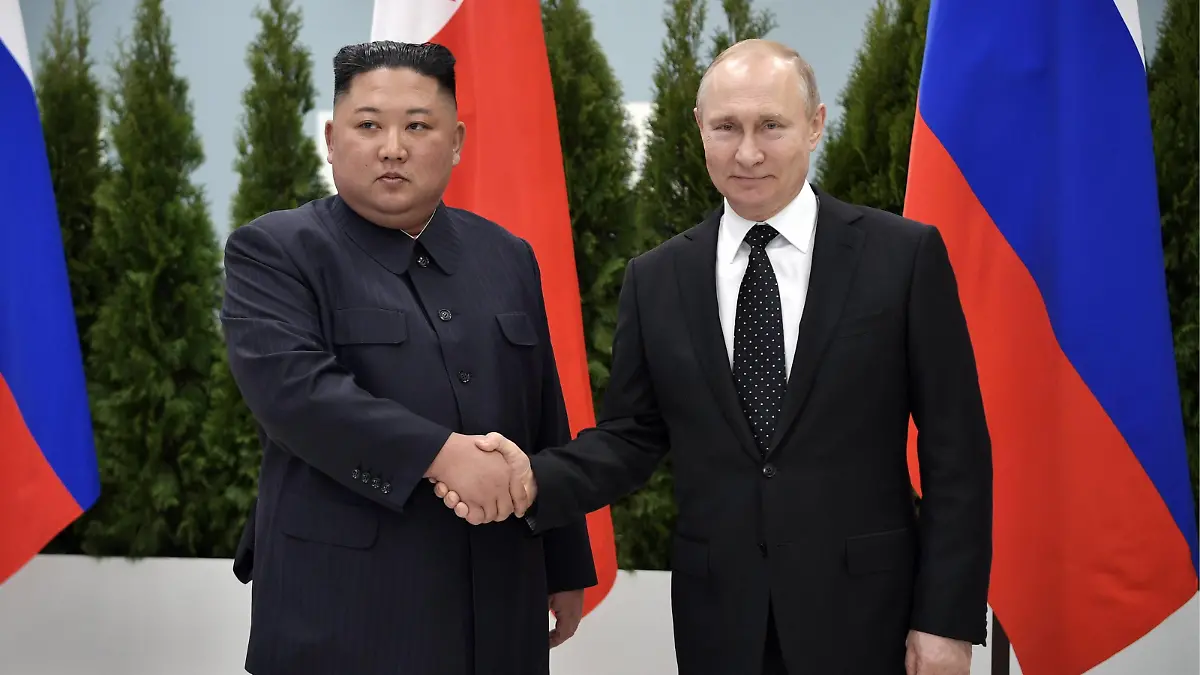 VLADIVOSTOK, RUSSIA - APRIL 25, 2019: North Korean Leader Kim Jong Un (L) and Russia s President Vladimir Putin shake hands during a meeting at the Far Eastern Federal University (FEFU) on Russky Island. Alexei Nikolsky/Russian Presidential Press and Information Office/TASS PUBLICATIONxINxGERxAUTxONLY TS0A970B