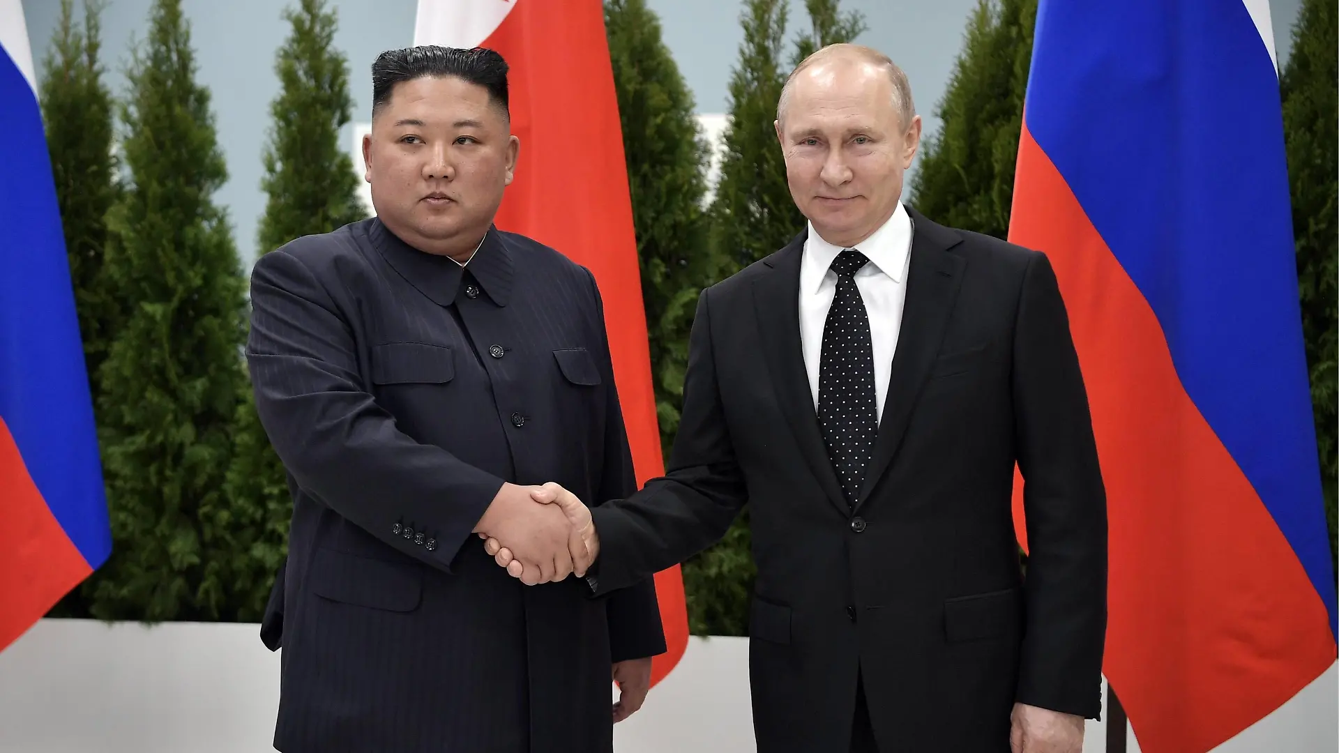 VLADIVOSTOK, RUSSIA - APRIL 25, 2019: North Korean Leader Kim Jong Un (L) and Russia s President Vladimir Putin shake hands during a meeting at the Far Eastern Federal University (FEFU) on Russky Island. Alexei Nikolsky/Russian Presidential Press and Information Office/TASS PUBLICATIONxINxGERxAUTxONLY TS0A970B