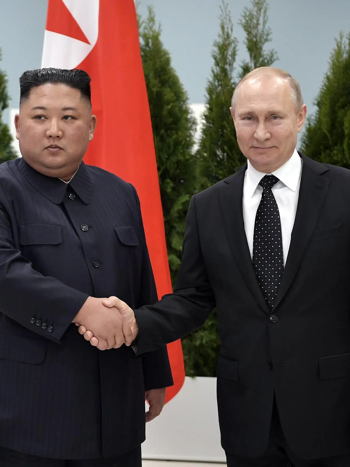 VLADIVOSTOK, RUSSIA - APRIL 25, 2019: North Korean Leader Kim Jong Un (L) and Russia s President Vladimir Putin shake hands during a meeting at the Far Eastern Federal University (FEFU) on Russky Island. Alexei Nikolsky/Russian Presidential Press and Information Office/TASS PUBLICATIONxINxGERxAUTxONLY TS0A970B  