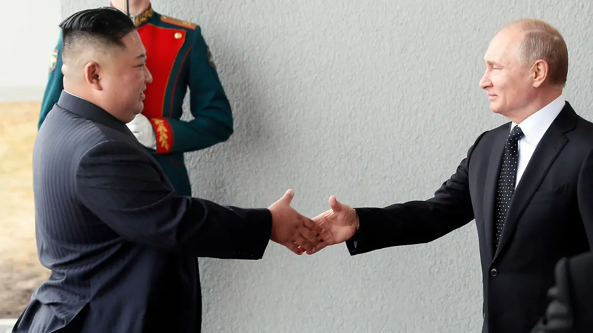 dpatopbilder - 25.04.2019, Russland, Wladiwostock: Wladimir Putin, Präsident von Russland, empfängt Kim Jong Un (r), Machthaber von Nordkorea, zu einem Treffen in Wladiwostock. Im Mittelpunkt des mit Spannung erwarteten Treffens stehen das umstrittene nordkoreanische Atomwaffenprogramm und die bilaterale Zusammenarbeit. Foto: Sergei Ilnitsky/Pool European Pressphoto Agency/dpa +++ dpa-Bildfunk +++