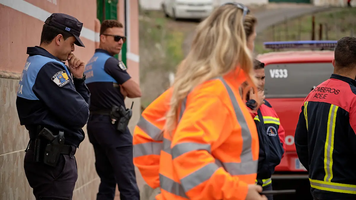 HANDOUT - 24.04.2019, Spanien, Santa Cruz de Tenerife: Auf diesem von der spanischen Zeitung «El Dia de Tenerife» zur Verfügung gestellten Bild führen Polizisten und Mitglieder der Feuerwehr einen Einsatz im Zusammenhang mit einer vermissten Frau aus Deutschland und ihrem zehn Jahre alten Sohn durch. Beide als vermisst gemeldeten Deutschen wurden in der Höhle nahe der Gemeinde Adeje tot gefunden. (Bestmögliche Qualität.) Foto: Andres Gutierrez/El Día de Tenerife/dpa - ACHTUNG: Nur zur redaktionellen Verwendung im Zusammenhang mit der aktuellen Berichterstattung und nur mit vollständiger Nennung des vorstehenden Credits +++ dpa-Bildfunk +++
