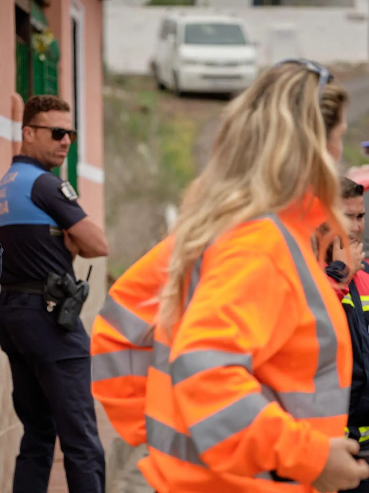 HANDOUT - 24.04.2019, Spanien, Santa Cruz de Tenerife: Auf diesem von der spanischen Zeitung «El Dia de Tenerife» zur Verfügung gestellten Bild führen Polizisten und Mitglieder der Feuerwehr einen Einsatz im Zusammenhang mit einer vermissten Frau aus Deutschland und ihrem zehn Jahre alten Sohn durch. Beide als vermisst gemeldeten Deutschen wurden in der Höhle nahe der Gemeinde Adeje tot gefunden. (Bestmögliche Qualität.) Foto: Andres Gutierrez/El Día de Tenerife/dpa - ACHTUNG: Nur zur redaktionellen Verwendung im Zusammenhang mit der aktuellen Berichterstattung und nur mit vollständiger Nennung des vorstehenden Credits +++ dpa-Bildfunk +++