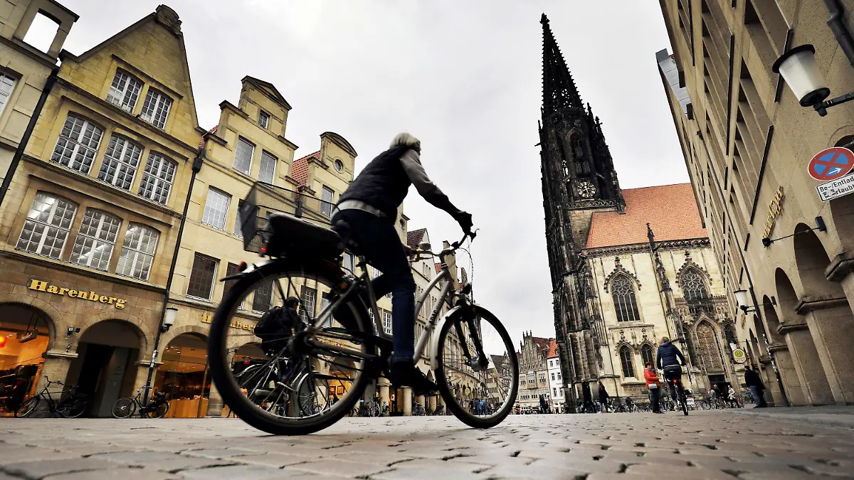 ARCHIV - 05.04.2017, Nordrhein-Westfalen, Münster: Ein Radfahrer fährt über den Prinzipalmarkt. (zu dpa "Reiseführer kürt entspannte Städte wie Leipzig und Münster") Foto: Oliver Berg/dpa +++ dpa-Bildfunk +++