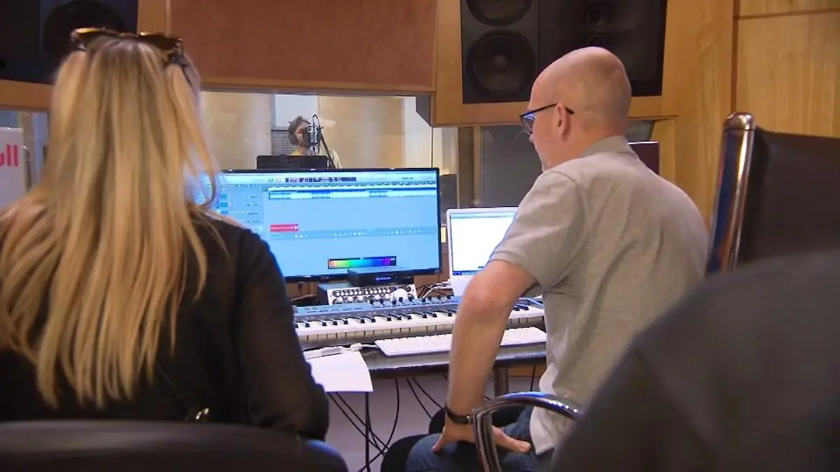 Hier schon in die DSDS-Finalsongs reinhören Die DSDS-Finalisten im Tonstudio