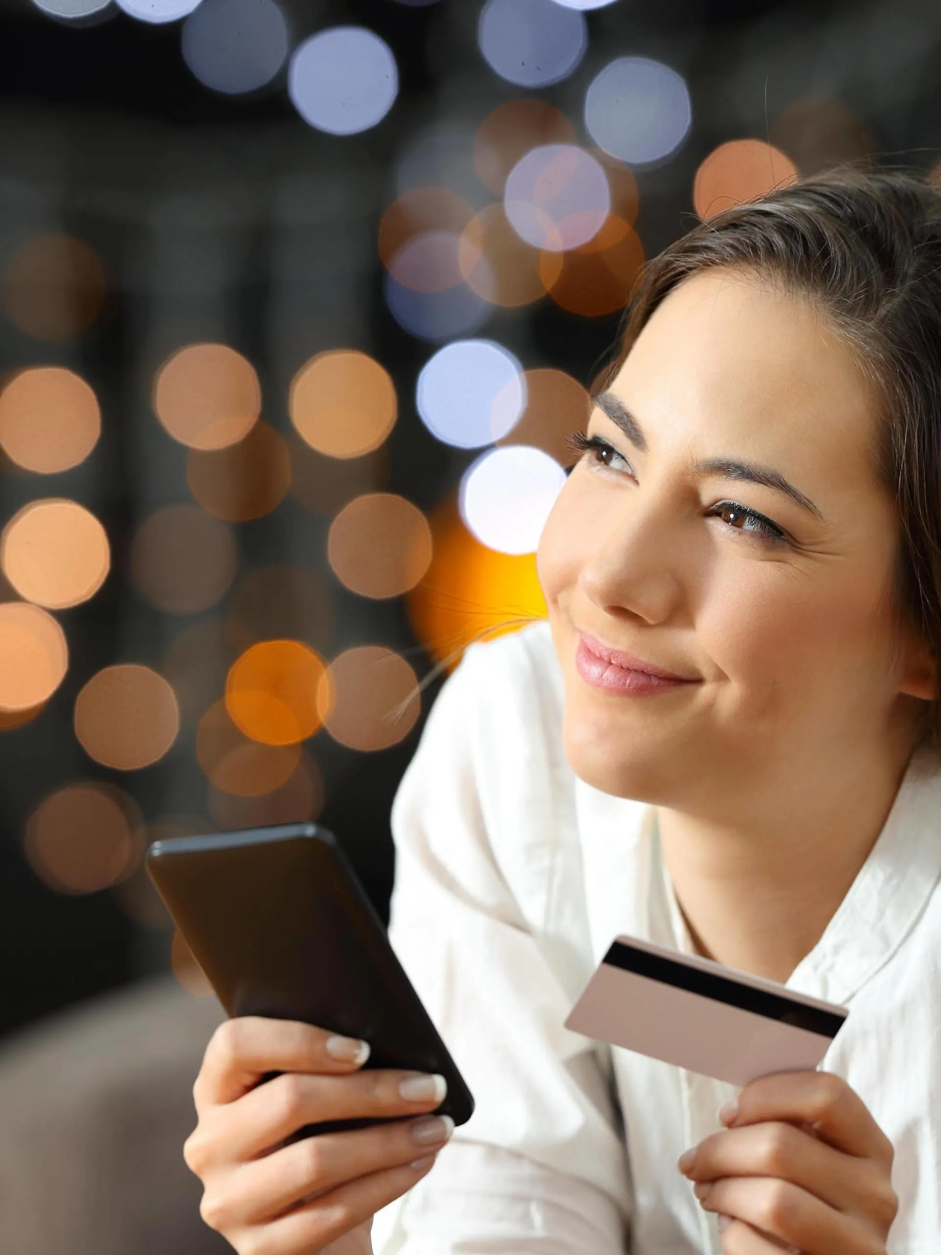  Woman wondering what to buy on line at home ,model released, Symbolfoto PUBLICATIONxINxGERxSUIxAUTxONLY Copyright: xAntonioGuillemx Panthermedia26546553
