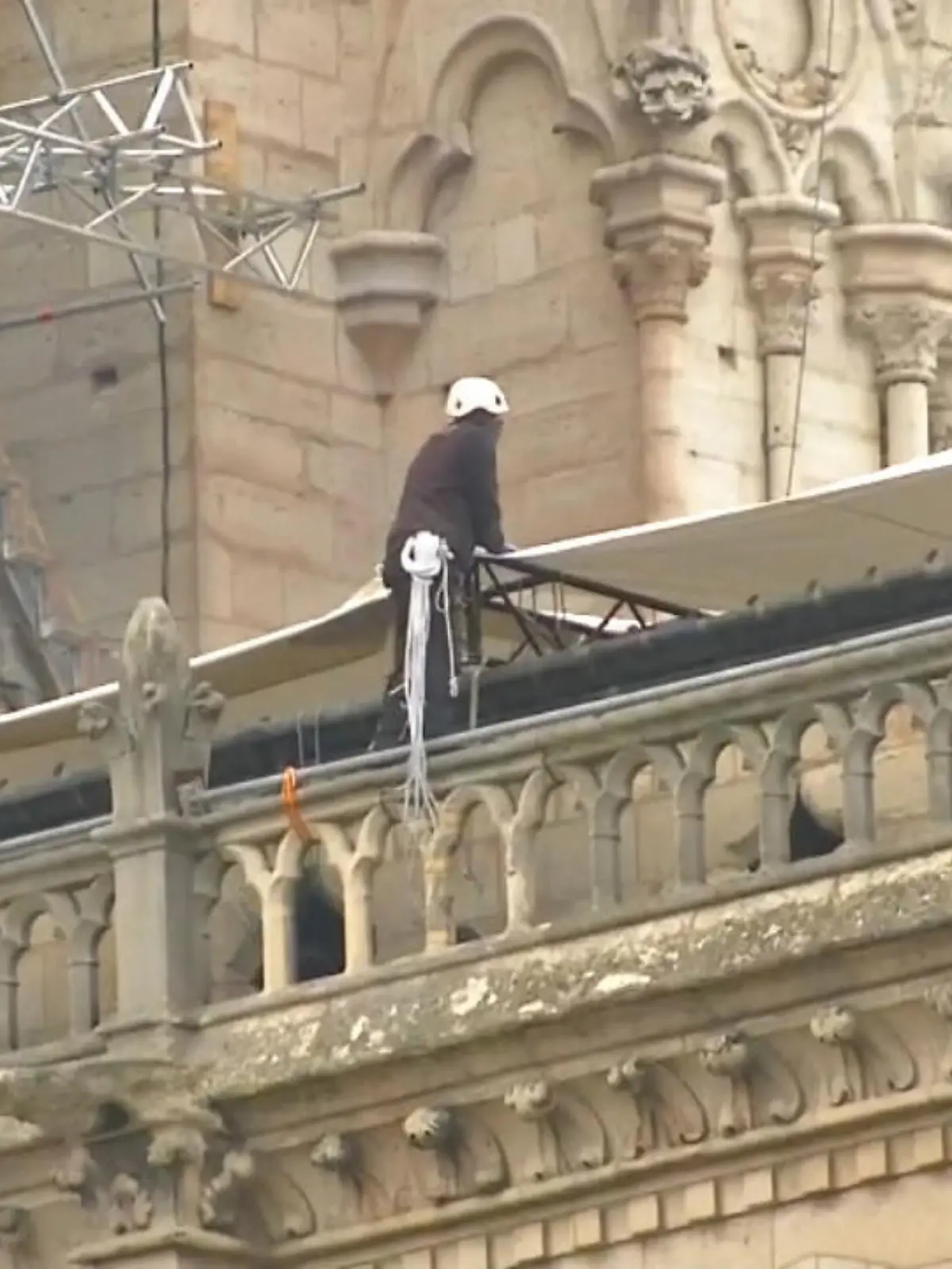 Bild zu: "Notre-Dame erhält Regenhaube"