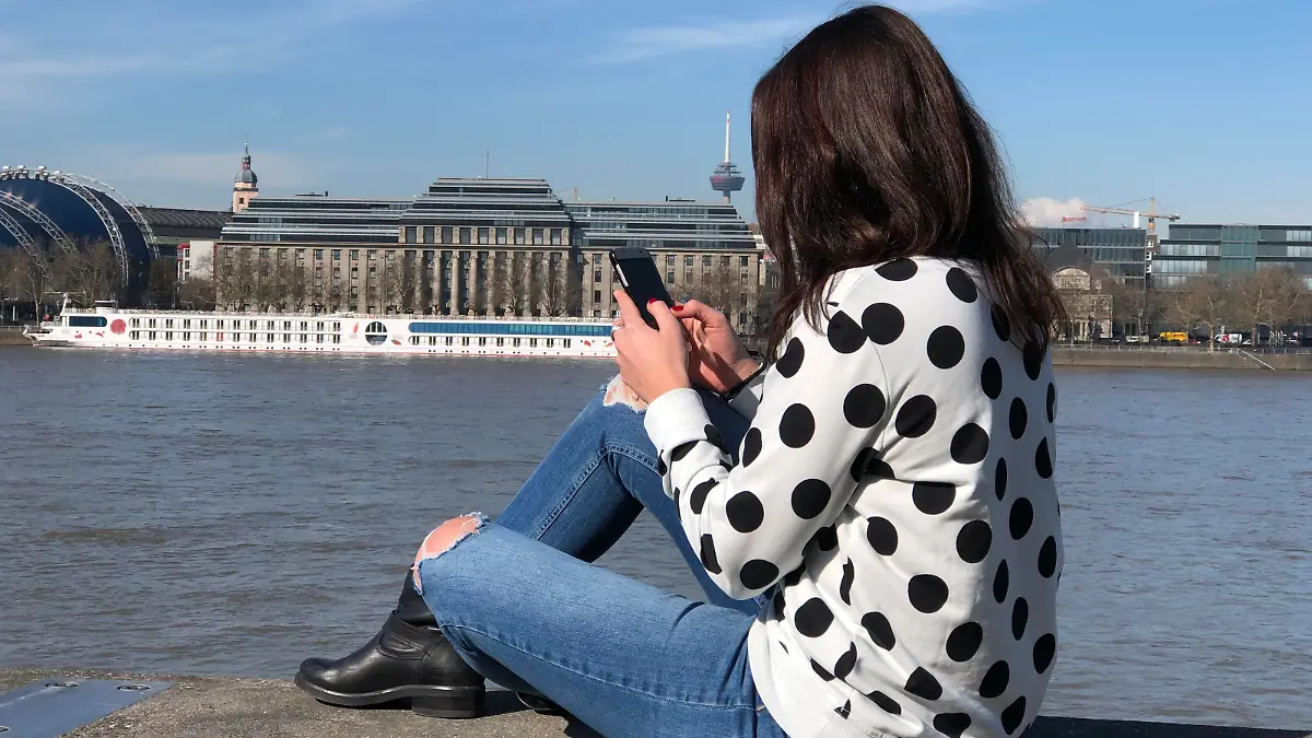 Tina Tinderina sucht per Dating-App ihren Traumprinzen.