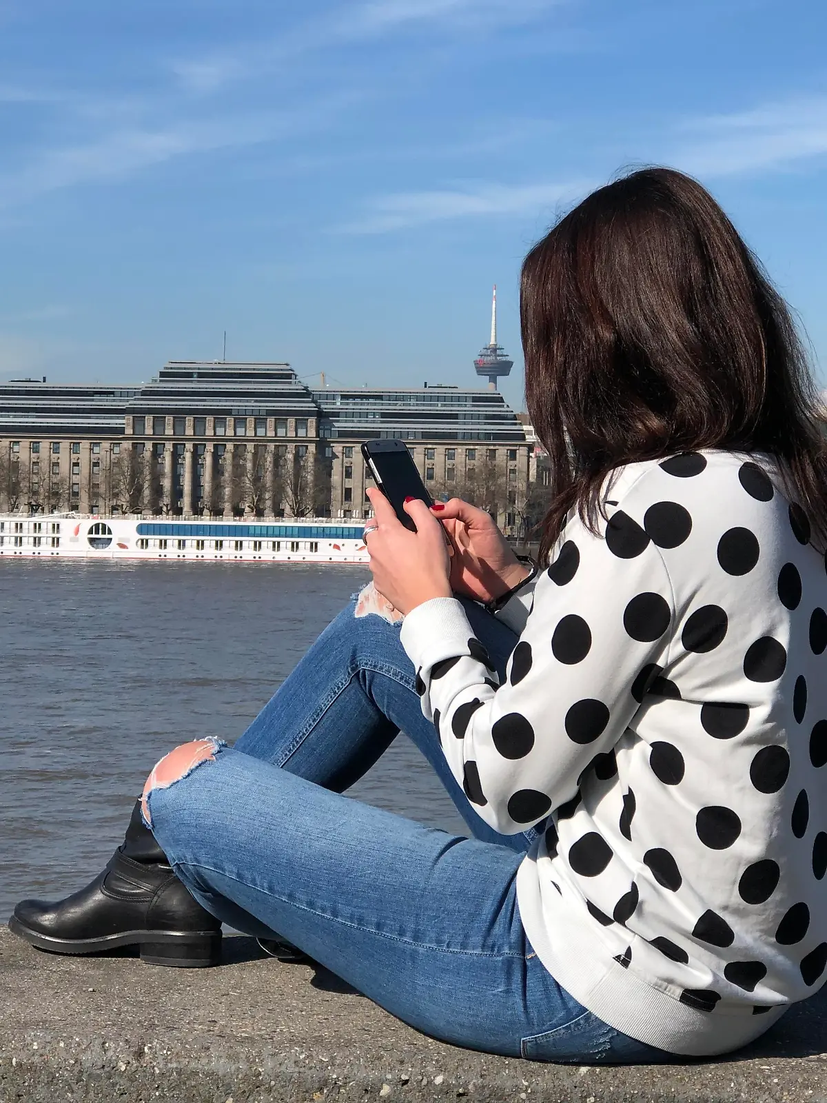 Tina Tinderina sucht per Dating-App ihren Traumprinzen.