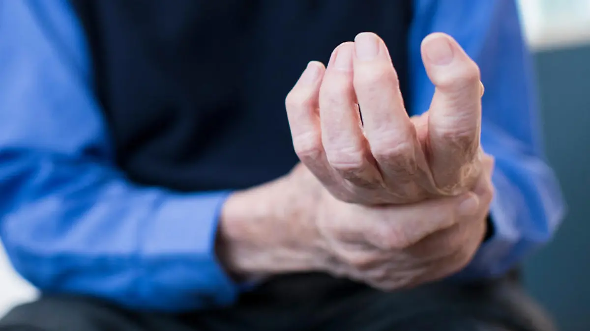 Hände eines Parkinson-Patienten
