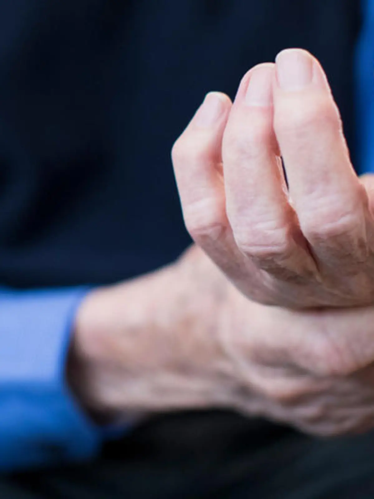 Hände eines Parkinson-Patienten