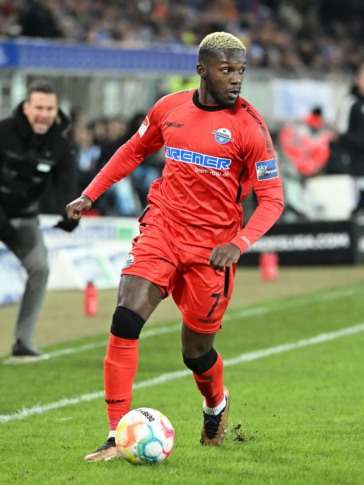 Fußball: 2. Bundesliga, Karlsruher SC - SC Paderborn 07, 18. Spieltag, im BBBank Wildpark. Der Paderborner Richmond Tachie.