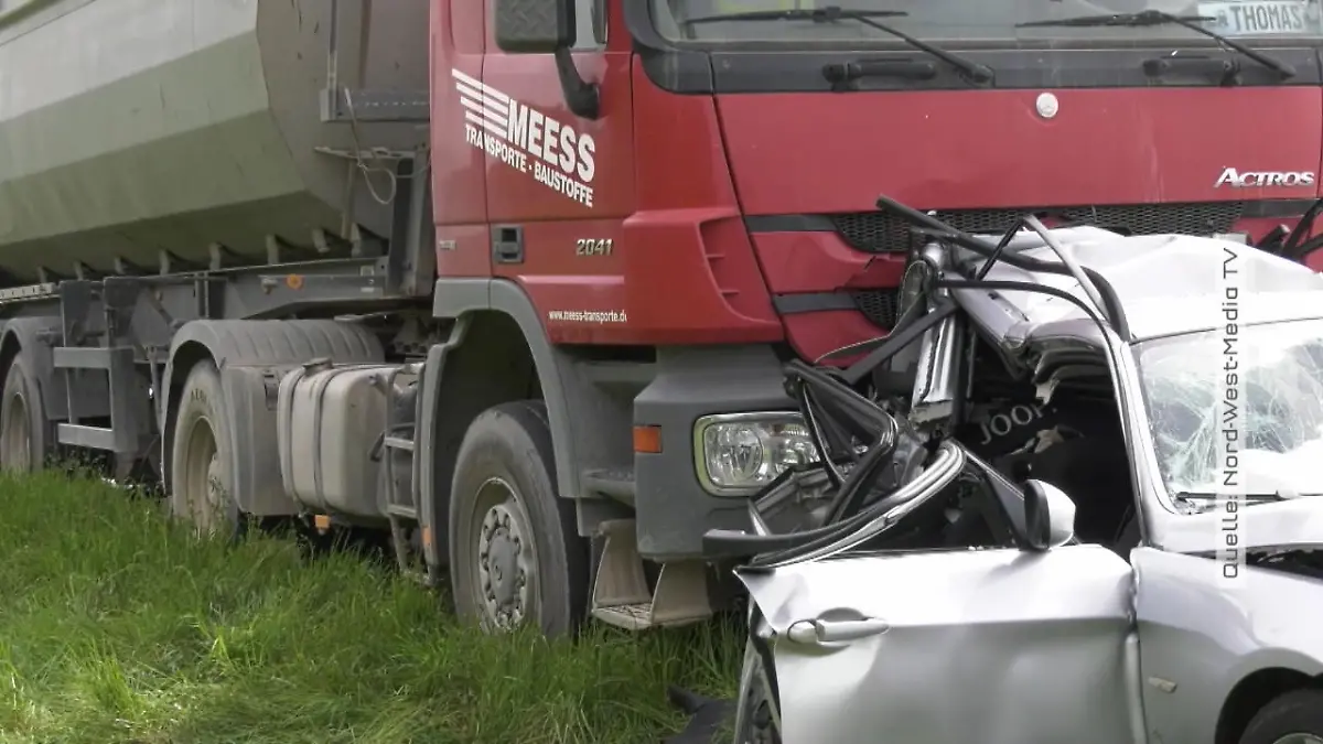 Lkw rast ungebremst in Strauende Tödlicher Unfall auf der A61