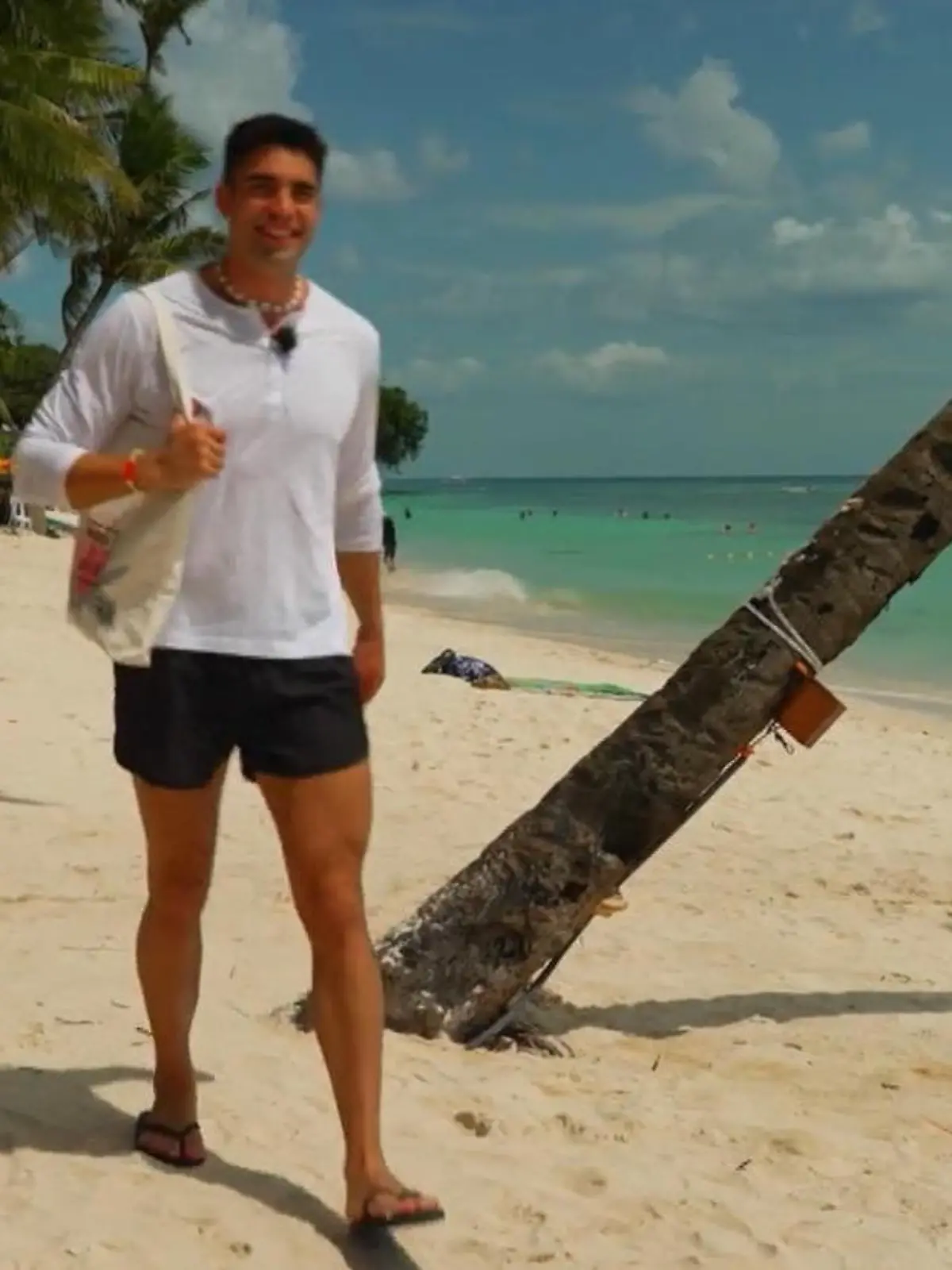 Kirk Bondad lebt ein Leben auf der Überholspur. Der gebürtige Hesse wandert 2019 auf die Philippinen aus, arbeitet dort als Model und Fitness-Trainer und wird dort sogar zum schönsten Mann der Inseln gekrönt. Doch sein Traumjob kostet ihn viel Zeit und Nerven. Zu Beginn seiner Karriere will niemand das Model buchen, Kirk muss Monat für Monat das Geld für die Miete zusammenkratzen und bangt um seine Zukunft auf den Philippinen. Und als wäre das nicht genug, hat er zu der Zeit auch noch einen Stalker, der den jungen Mann bis an die Tür verfolgt und an sein Wohnzimmerfenster hämmert.