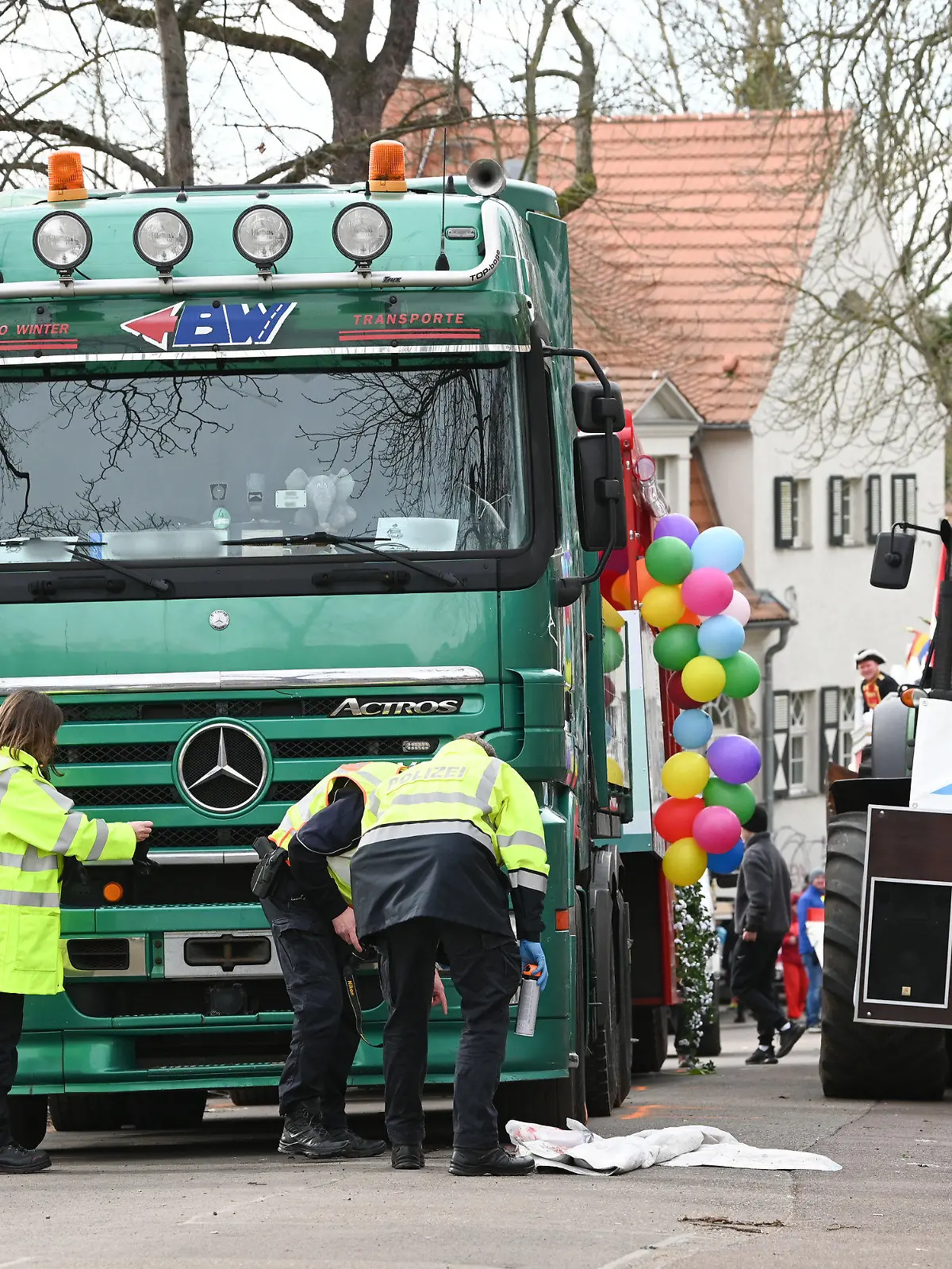 20.02.2023, Sachsen-Anhalt, Halle (Saale): Die Polizei ermittelt den Unfallhergang beim Karnevalsumzug, wobei eine Person von einem LKW erfasst und schwer verletzt wurde. Gleich am Startpunkt des Halleschen Rosenmontagsumzuges kam es zu diesem schweren Unfall. Der Umzug wurde daher abgebrochen. Foto: Heiko Rebsch/dpa +++ dpa-Bildfunk +++