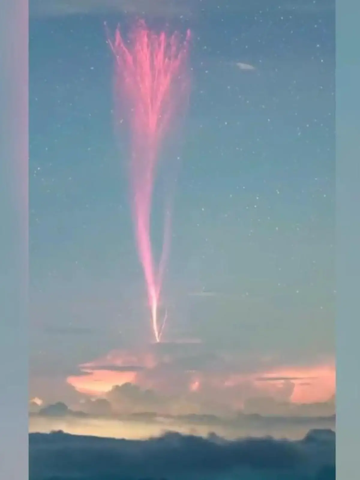 In der chinesischen Provinz Guangdong konnte ein Fotograf Red Sprites aufnehmen. Das sind seltene, rote Blitze, die nur in extremer Höhe entstehen.