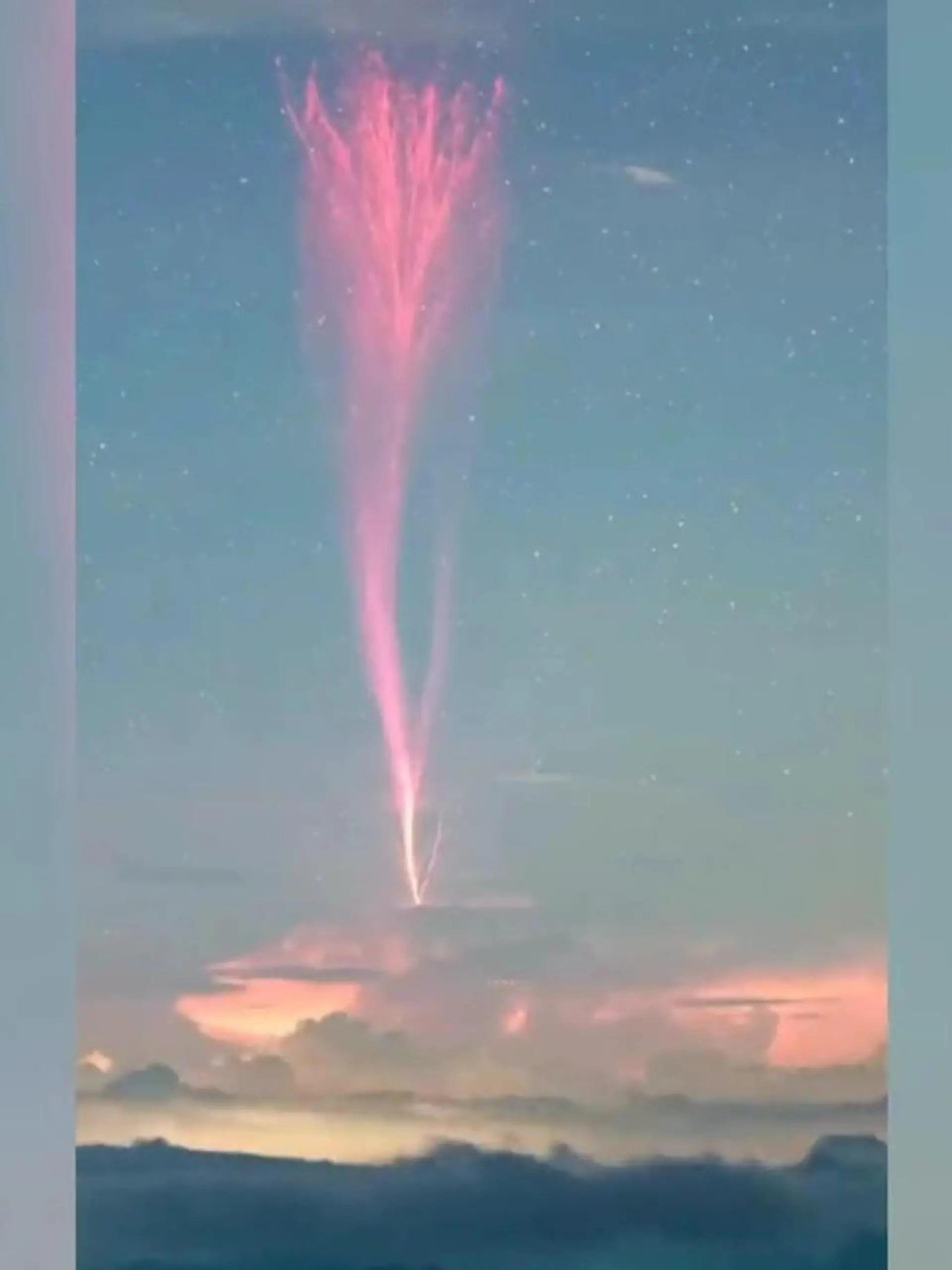 In der chinesischen Provinz Guangdong konnte ein Fotograf Red Sprites aufnehmen. Das sind seltene, rote Blitze, die nur in extremer Höhe entstehen.