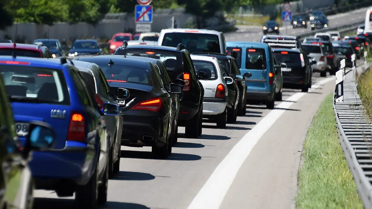 Der Autoverkehr staut sich am 10.07.2016 in Starnberg (Bayern) am Ende einer Autobahn. Durch Ausflugs- und beginnenden Urlaubsverkehr kam es auf zahlreichen bayerischen Autobahnen zu Stauungen. Foto: Tobias Hase/dpa +++(c) dpa - Bildfunk+++