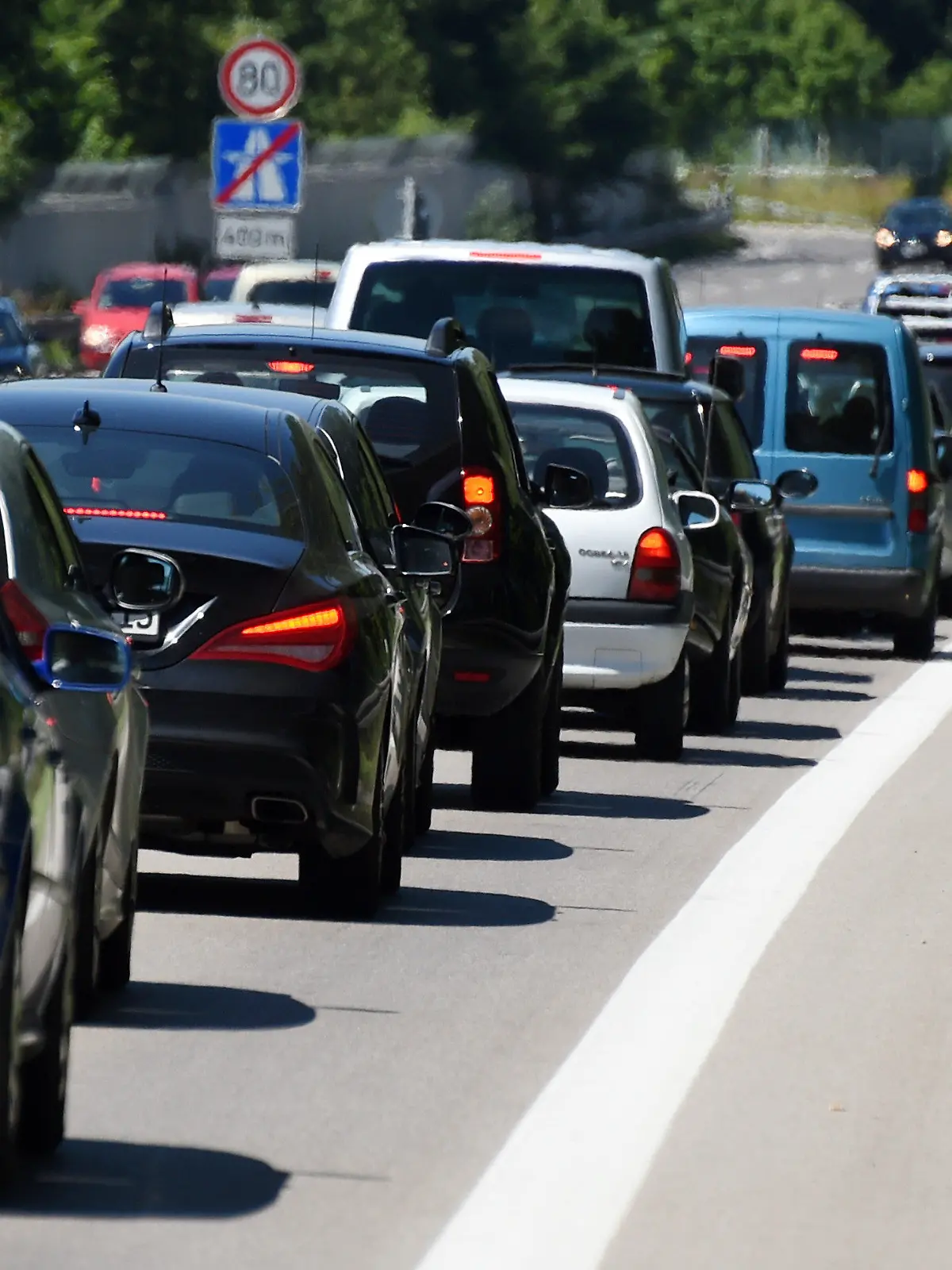 Der Autoverkehr staut sich am 10.07.2016 in Starnberg (Bayern) am Ende einer Autobahn. Durch Ausflugs- und beginnenden Urlaubsverkehr kam es auf zahlreichen bayerischen Autobahnen zu Stauungen. Foto: Tobias Hase/dpa +++(c) dpa - Bildfunk+++