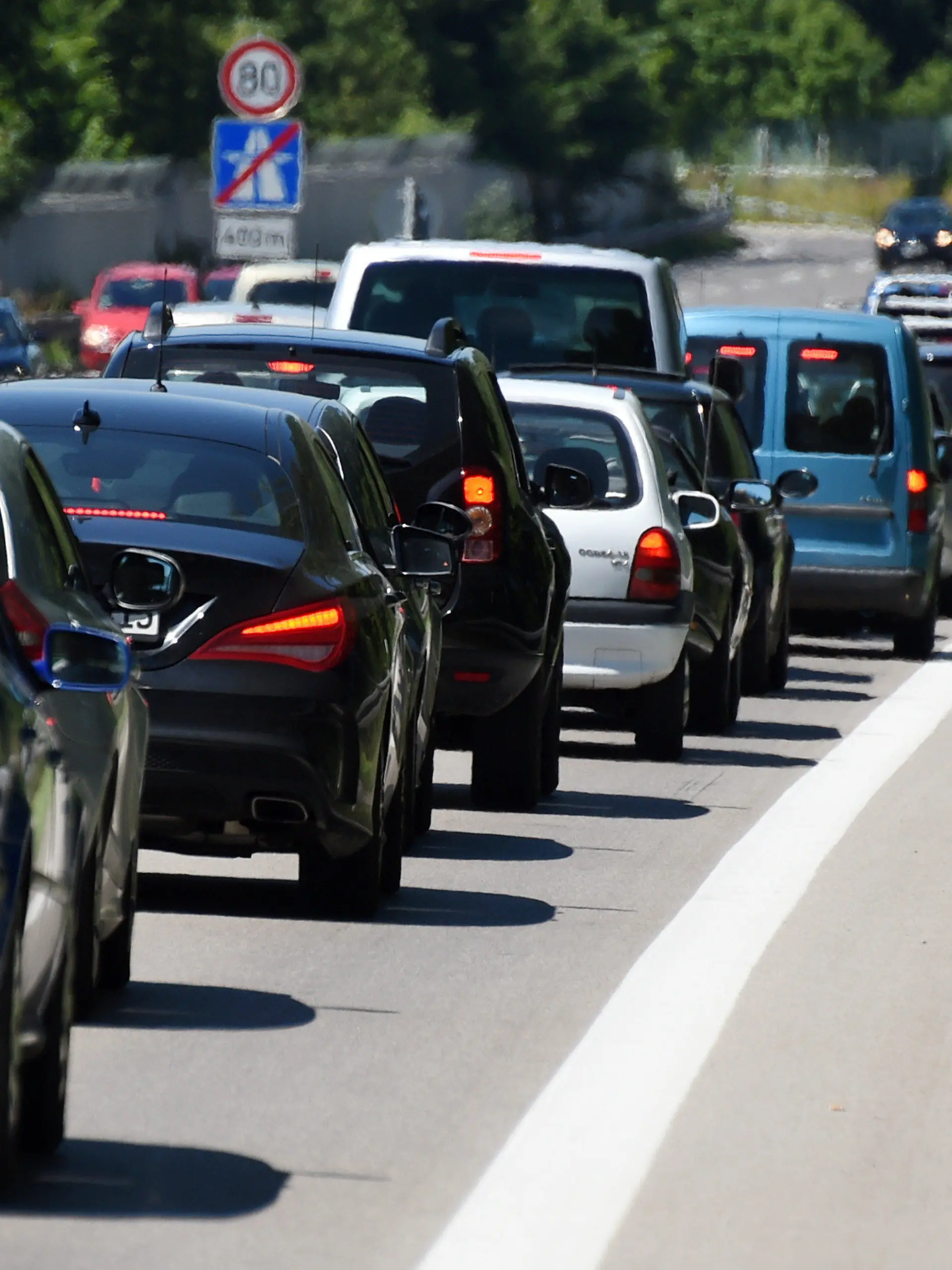 Der Autoverkehr staut sich am 10.07.2016 in Starnberg (Bayern) am Ende einer Autobahn. Durch Ausflugs- und beginnenden Urlaubsverkehr kam es auf zahlreichen bayerischen Autobahnen zu Stauungen. Foto: Tobias Hase/dpa +++(c) dpa - Bildfunk+++