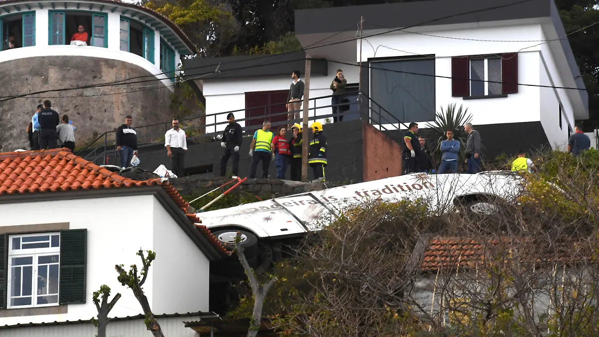 17.04.2019, Portugal, Canico: Rettungskräfte sind nach einem schweren Busunglück auf der portugiesischen Ferieninsel Madeira im Einsatz. Mindestens 29 Menschen überlebten die Tragödie nicht, wie die Nachrichtenagentur Lusa unter Berufung auf den Zivilschutz berichtete. Wahrscheinlich kamen alle Opfer aus De utschland. Foto: Rui Silva/Aspress/Global Imagens/AP/dpa +++ dpa-Bildfunk +++