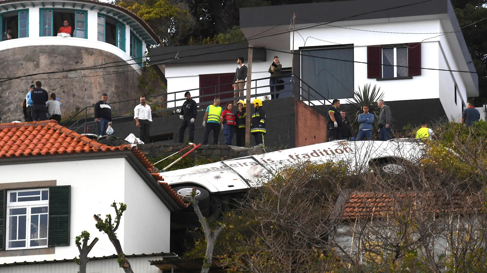 17.04.2019, Portugal, Canico: Rettungskräfte sind nach einem schweren Busunglück auf der portugiesischen Ferieninsel Madeira im Einsatz. Mindestens 29 Menschen überlebten die Tragödie nicht, wie die Nachrichtenagentur Lusa unter Berufung auf den Zivilschutz berichtete. Wahrscheinlich kamen alle Opfer aus De utschland. Foto: Rui Silva/Aspress/Global Imagens/AP/dpa +++ dpa-Bildfunk +++