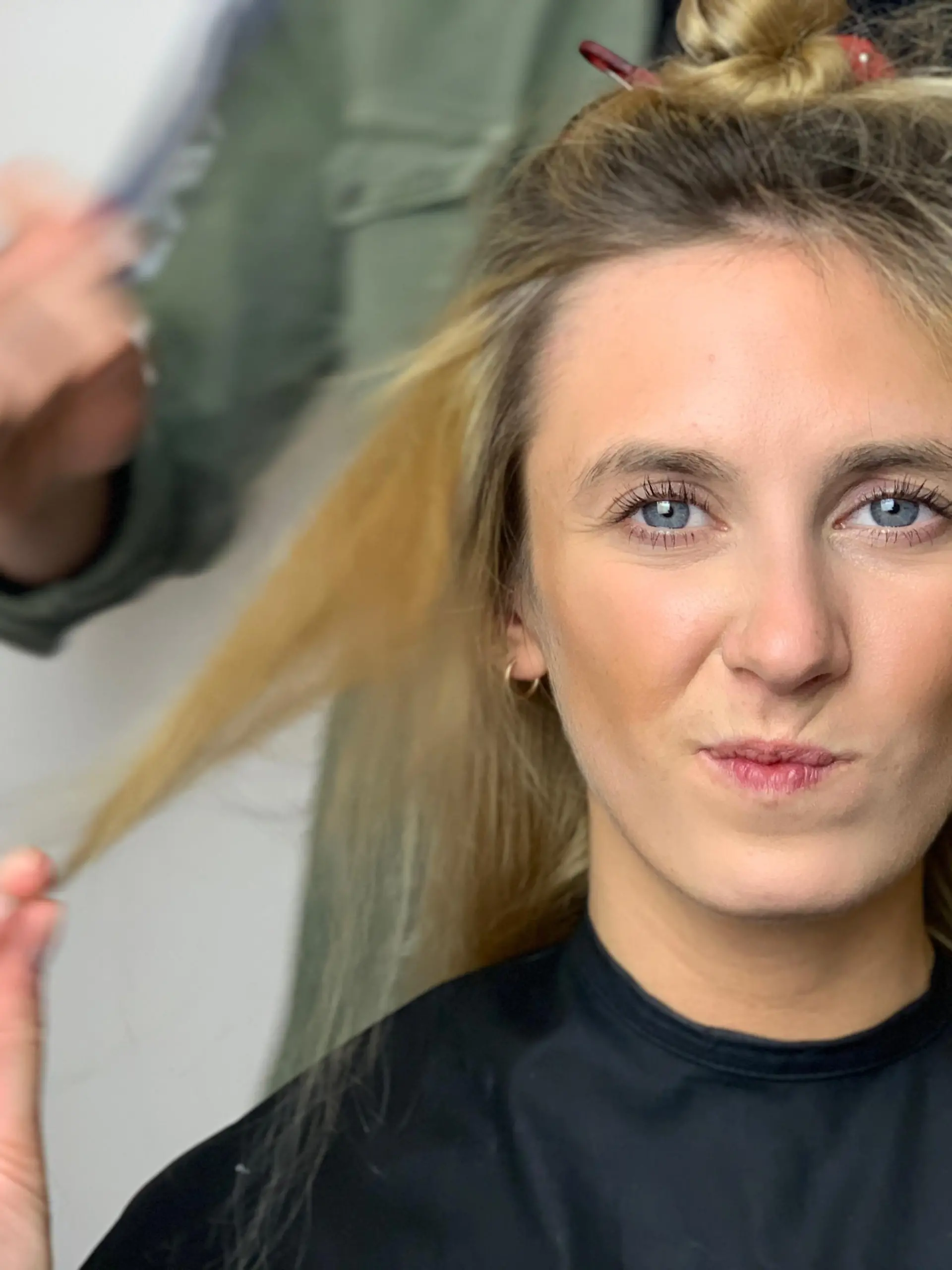 Marion mit Gelbstich in den Haaren kurz vor Friseurbehandlung