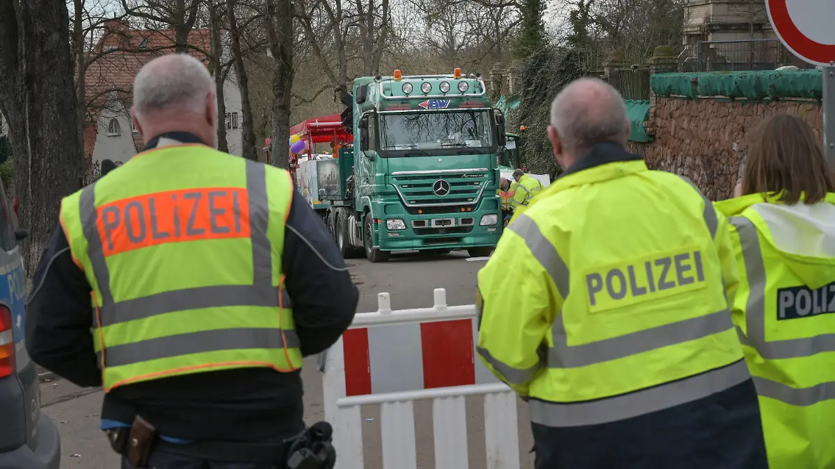 20.02.2023, Sachsen-Anhalt, Halle (Saale): Die Polizei hat den Unfallort, bei dem ein LKW eine Person beim Karnevalsumzug schwer verletzt hat, abgesperrt. Gleich am Startpunkt des Halleschen Rosenmontagsumzuges kam es zu diesem schweren Unfall. Der Umzug wurde daher abgebrochen. Foto: Heiko Rebsch/dpa +++ dpa-Bildfunk +++