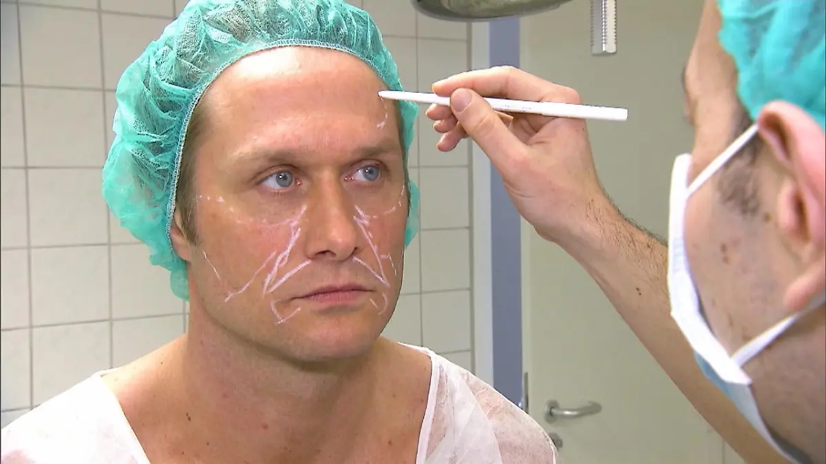 Nico Schwanz bekommt Bauchfett ins Gesicht Model möchte länger jung aussehen