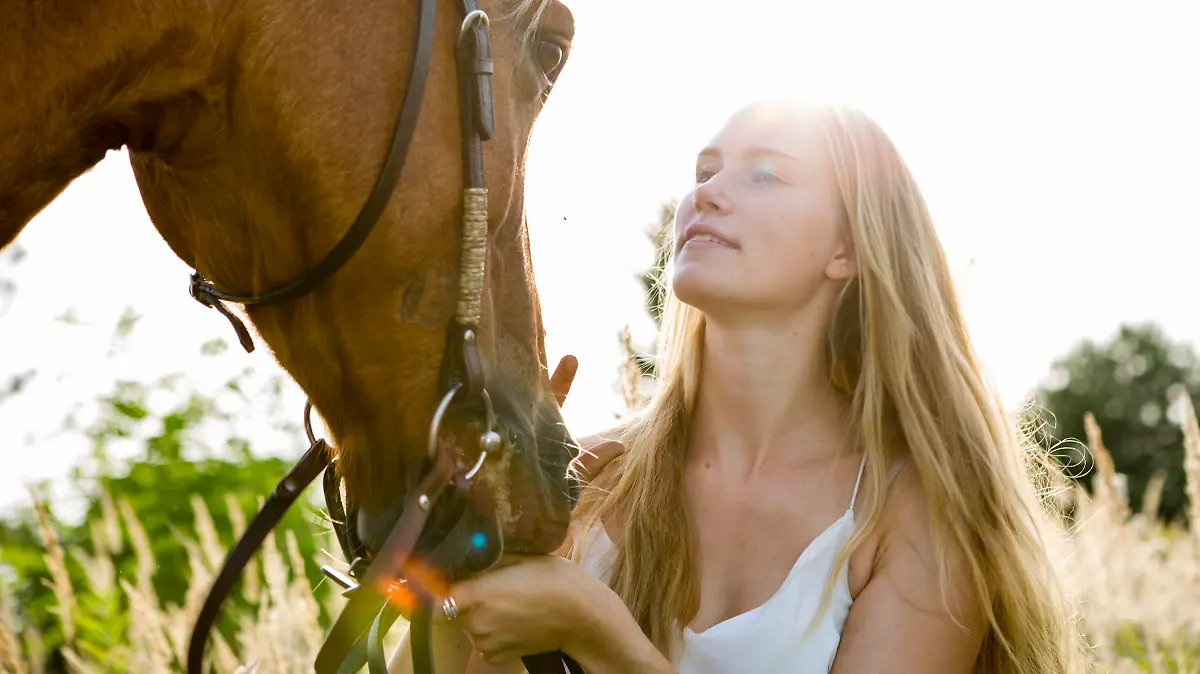Junge Frau mit ihrem Pferd