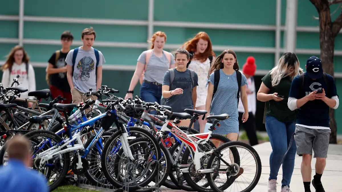 16.04.2019, USA, Littleton: Schüler verlassen die Columbine High School. Die Columbine Highschool, die vor 20 Jahren Schauplatz eines Amoklaufes wurde, und andere Schulen im US-Bundesstaat Colorado sind am Dienstag vorsorglich abgeriegelt worden. Foto: David Zalubowski/AP/dpa +++ dpa-Bildfunk +++