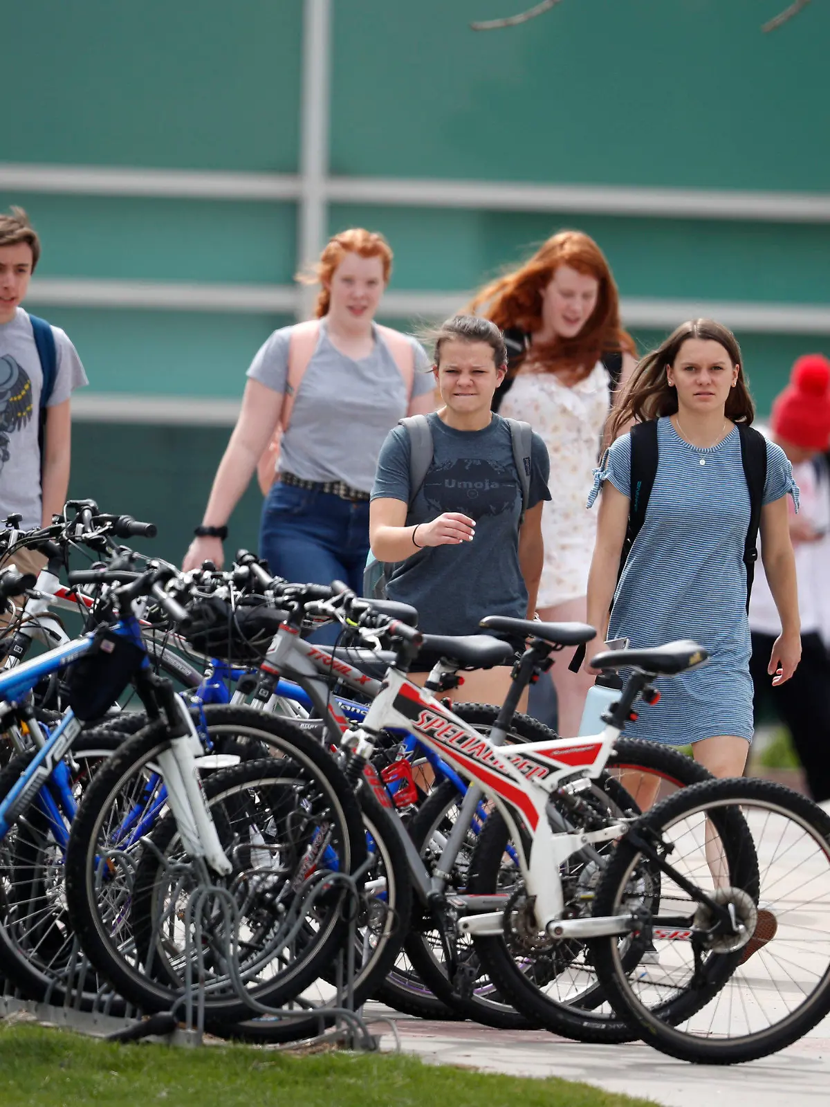 16.04.2019, USA, Littleton: Schüler verlassen die Columbine High School. Die Columbine Highschool, die vor 20 Jahren Schauplatz eines Amoklaufes wurde, und andere Schulen im US-Bundesstaat Colorado sind am Dienstag vorsorglich abgeriegelt worden. Foto: David Zalubowski/AP/dpa +++ dpa-Bildfunk +++
