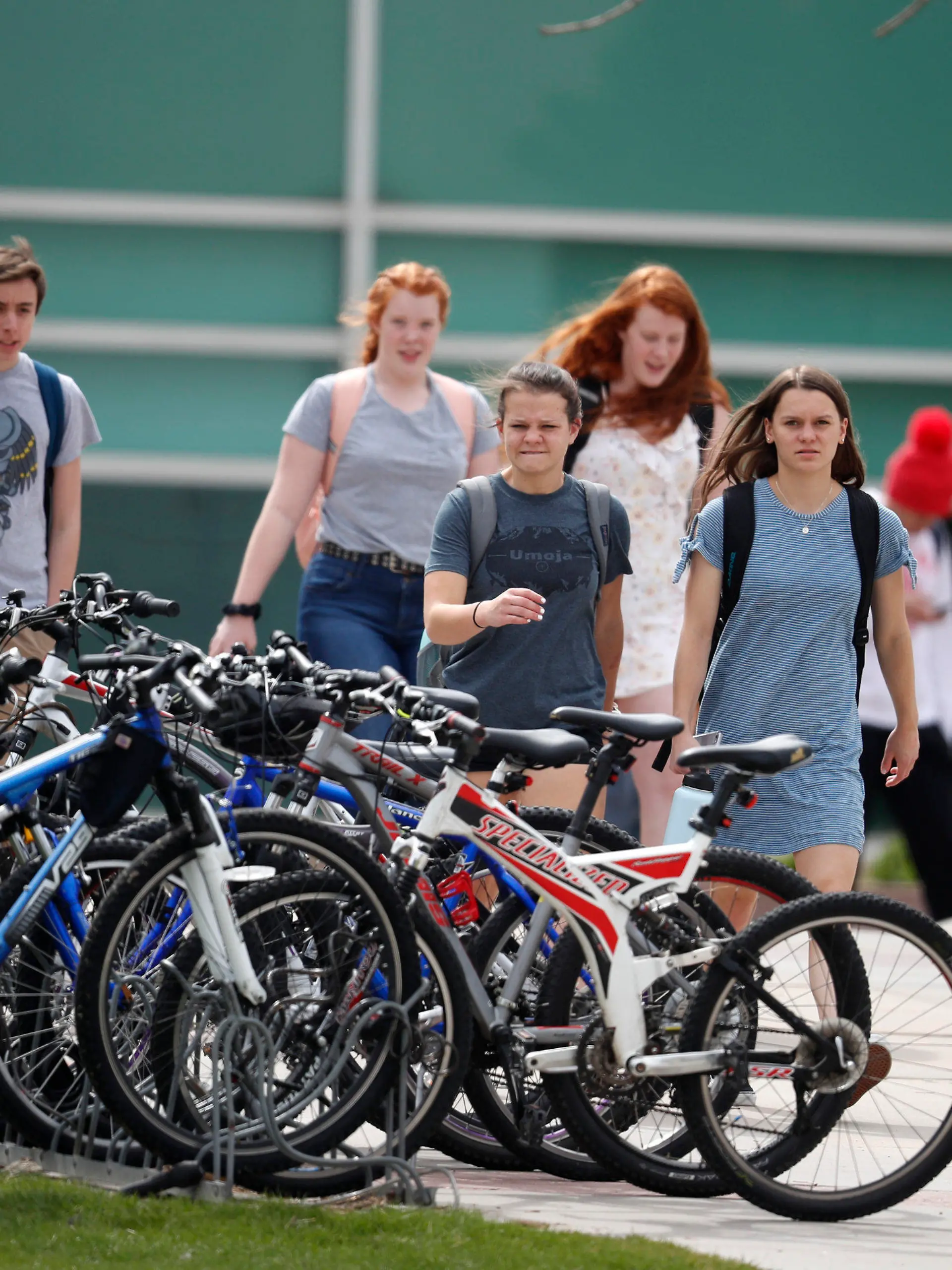 16.04.2019, USA, Littleton: Schüler verlassen die Columbine High School. Die Columbine Highschool, die vor 20 Jahren Schauplatz eines Amoklaufes wurde, und andere Schulen im US-Bundesstaat Colorado sind am Dienstag vorsorglich abgeriegelt worden. Foto: David Zalubowski/AP/dpa +++ dpa-Bildfunk +++