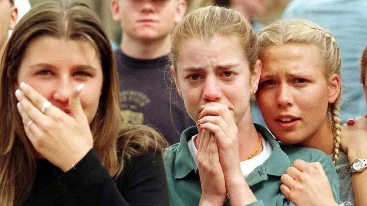 Entsetzt beobachten Schülerinnen am 20.4.1999 vor der Columbine High School in Littleton, Colorado, wie die letzten ihrer Mitschüler aus der Schule evakuiert werden. Zwei Schüler haben hier ein grausames Blutbad angerichtet. Bis zu 25 Menschen starben, 20 weitere wurden verletzt. Die beiden Täter begingen nach dem Massaker Selbstmord. Die Jugendlichen waren um 11.30 Uhr Ortszeit in die Schule gestürmt und hatten mit halbautomatischen Gewehren um sich gefeuert. Die Polizei geht davon aus, daß die Tat gut durchdacht war. Die Ermittler schließen nicht aus, daß das Blutbad mit dem 110. Geburtstag von Adolf Hitler zusammenhängt. |