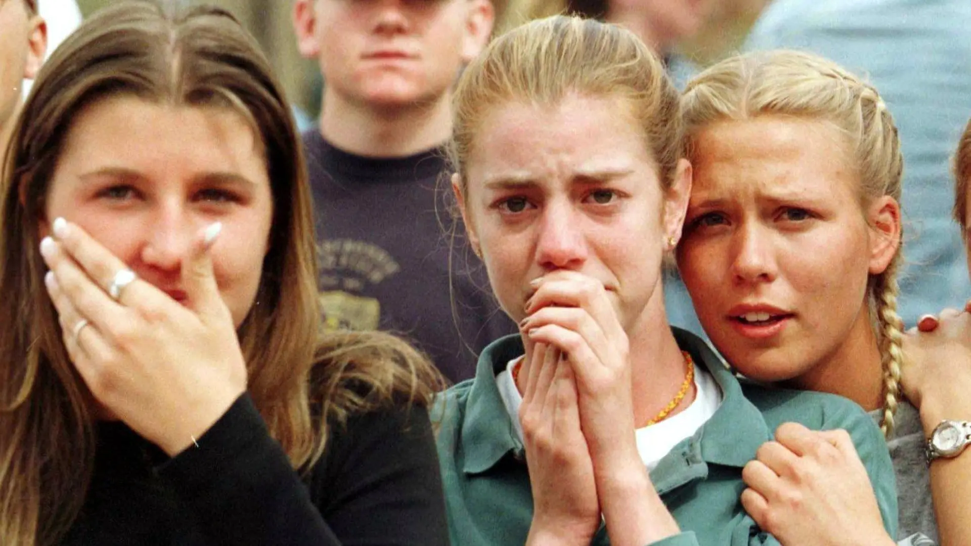 Entsetzt beobachten Schülerinnen am 20.4.1999 vor der Columbine High School in Littleton, Colorado, wie die letzten ihrer Mitschüler aus der Schule evakuiert werden. Zwei Schüler haben hier ein grausames Blutbad angerichtet. Bis zu 25 Menschen starben, 20 weitere wurden verletzt. Die beiden Täter begingen nach dem Massaker Selbstmord. Die Jugendlichen waren um 11.30 Uhr Ortszeit in die Schule gestürmt und hatten mit halbautomatischen Gewehren um sich gefeuert. Die Polizei geht davon aus, daß die Tat gut durchdacht war. Die Ermittler schließen nicht aus, daß das Blutbad mit dem 110. Geburtstag von Adolf Hitler zusammenhängt. |