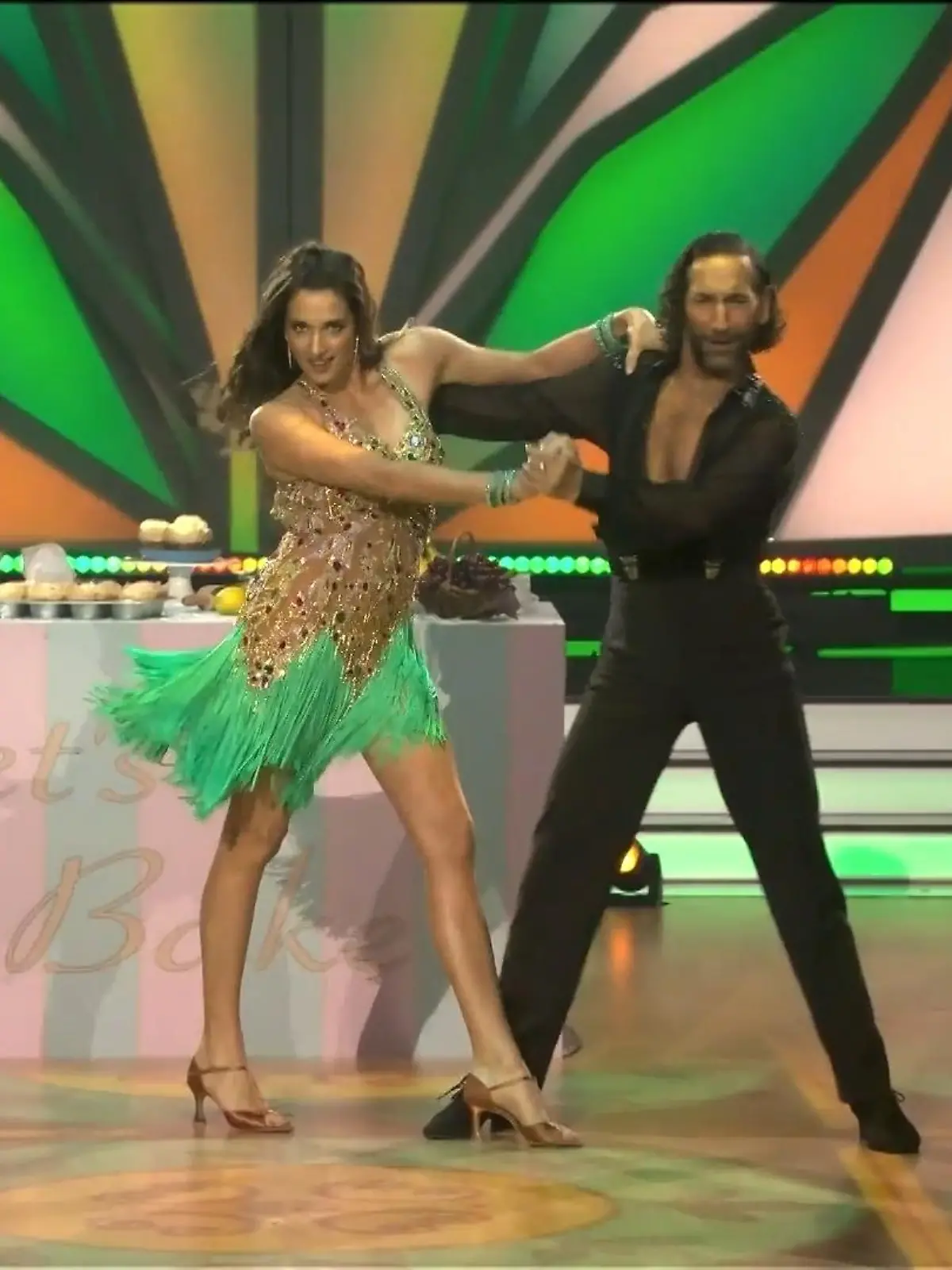 Auf der „Let’s Dance“ Bühne werde die Hüften gekreist, sich langsam übers Parkett geschwungen und vor allem – die Hände festgehalten! Ja, Massimo Sinató (42) wurde als „der Fuchs“ von „Let’s Dance“ Juror Joachim Llambi (58) betitelt. Und das, weil er seine Tanzpartnerin Sally Özcan (34) wohl ganz schön gut im Griff hatte… Die Tricks der Profi-Tänzer verraten wir Ihnen im Video!