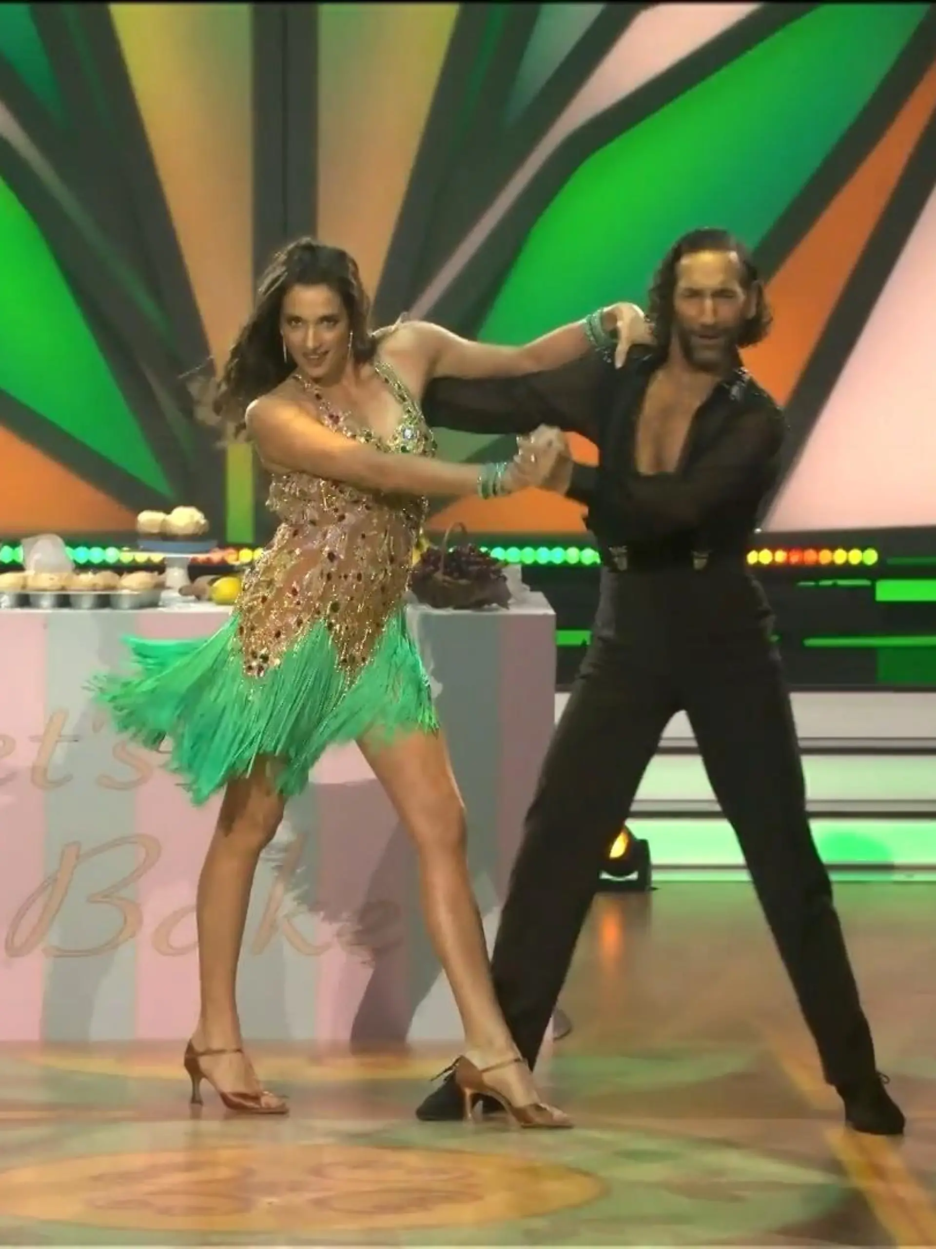 Auf der „Let’s Dance“ Bühne werde die Hüften gekreist, sich langsam übers Parkett geschwungen und vor allem – die Hände festgehalten! Ja, Massimo Sinató (42) wurde als „der Fuchs“ von „Let’s Dance“ Juror Joachim Llambi (58) betitelt. Und das, weil er seine Tanzpartnerin Sally Özcan (34) wohl ganz schön gut im Griff hatte… Die Tricks der Profi-Tänzer verraten wir Ihnen im Video!