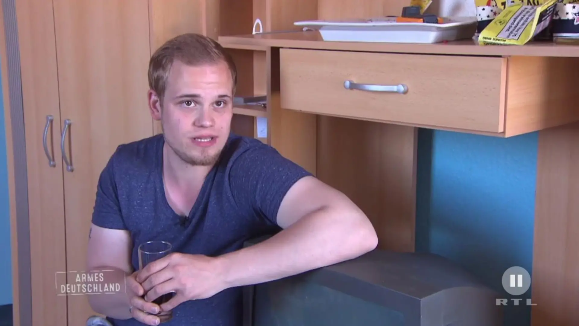 Hartz IV Empfänger Alex (23)