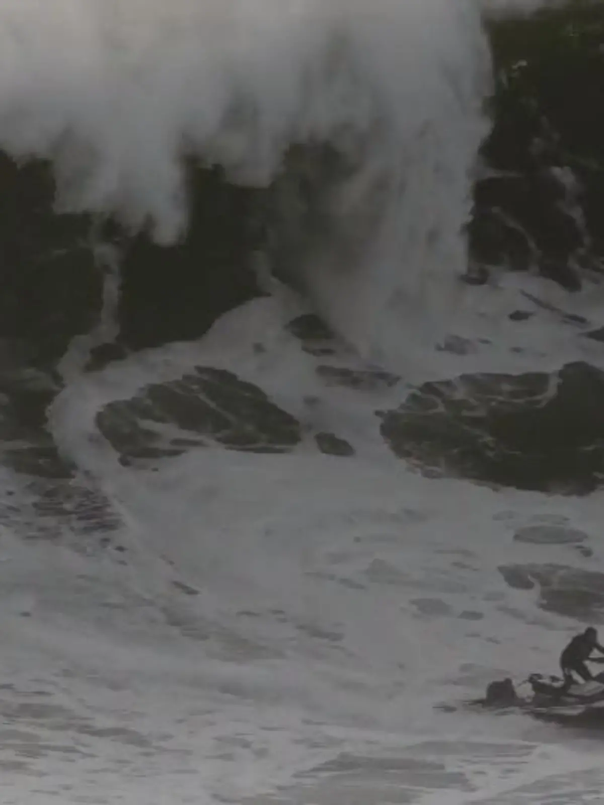 Bild zu: "Monsterwelle verschluckt Surfer und seinen Retter auf dem Jetski"
