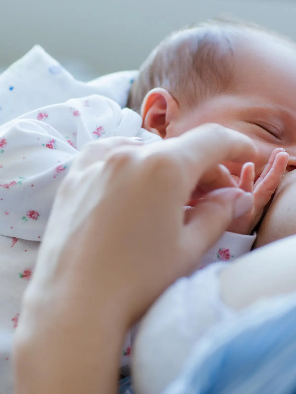 Frau stillt ein Baby.
