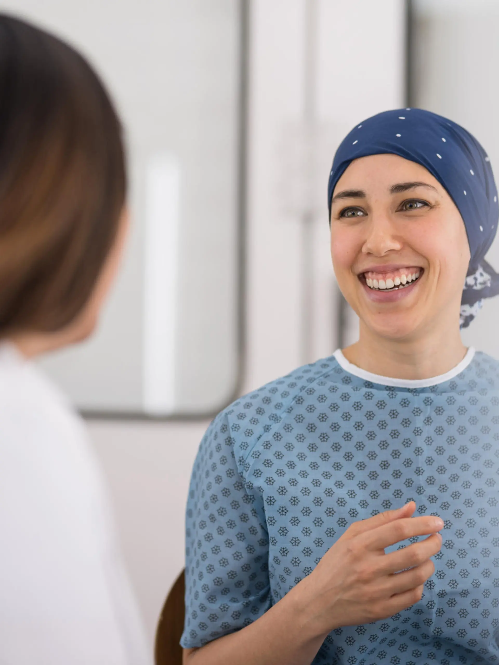 Krebskranke Frau lacht.