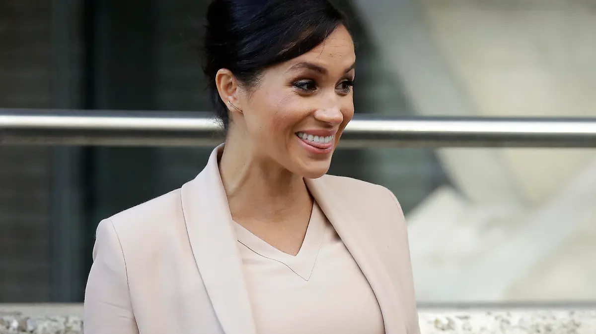 ARCHIV - 30.01.2019, Großbritannien, London: Meghan, Herzogin von Sussex, verlässt nach dem Besuch das National Theatre. (zu dpa-Korr "Warten aufs royale Baby: Alles, was man wissen muss") Foto: Kirsty Wigglesworth/AP/dpa +++ dpa-Bildfunk +++
