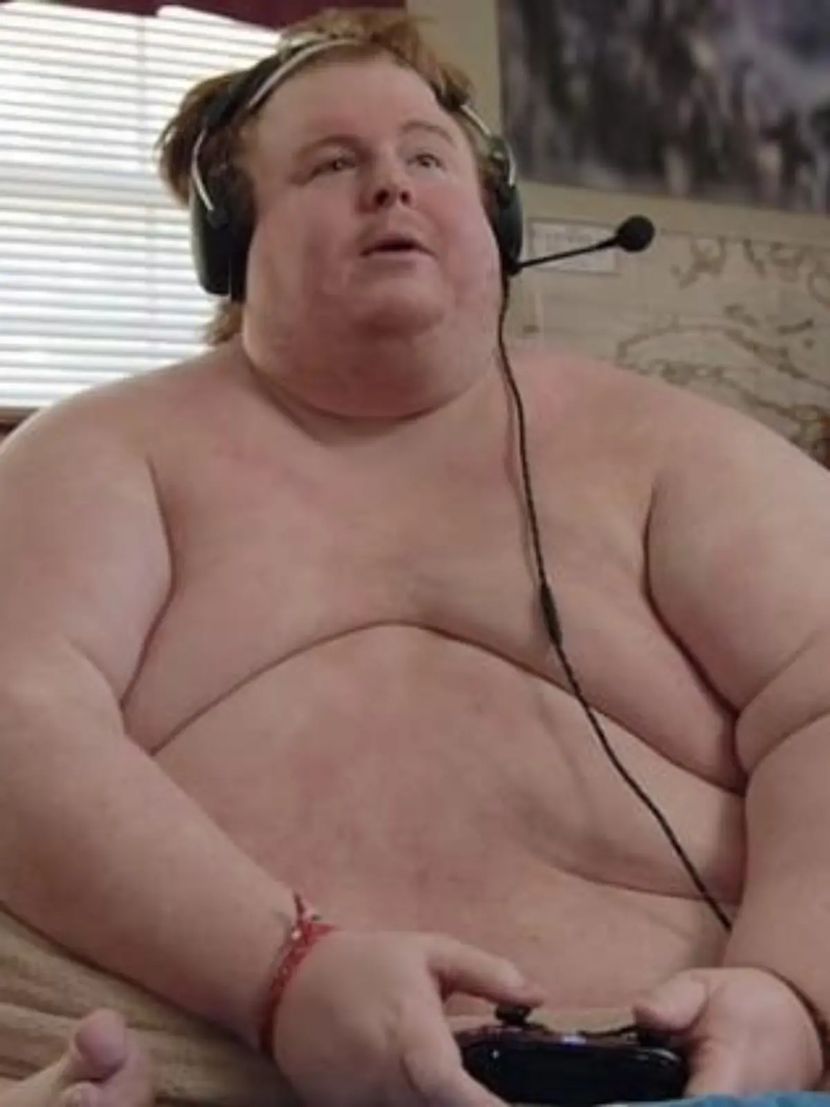 Auf dem Foto sitzt der übergewichtige Casey King mit nacktem Oberkörper auf seinem Sofa.