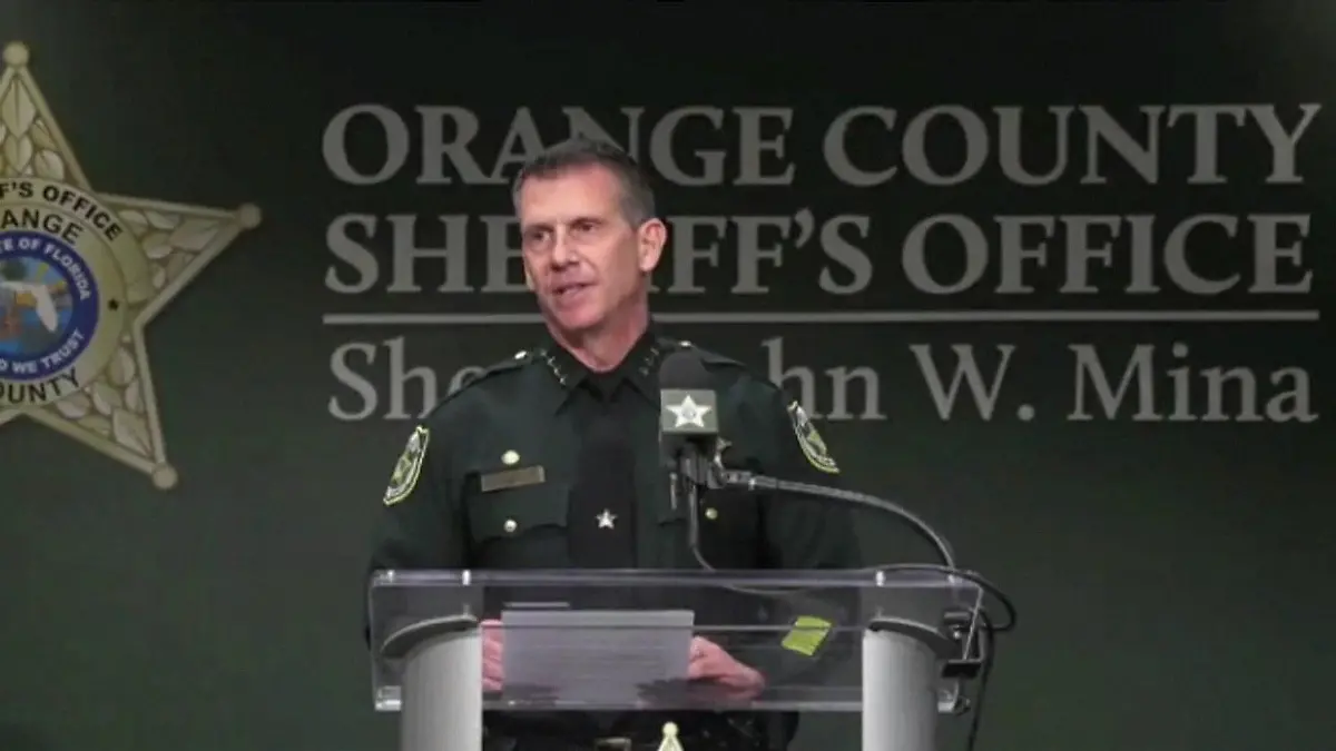 Polizei-Sheriff John Mina berichtet über den tragischen Vorfall in Florida, bei dem drei Menschen getötet wurden.