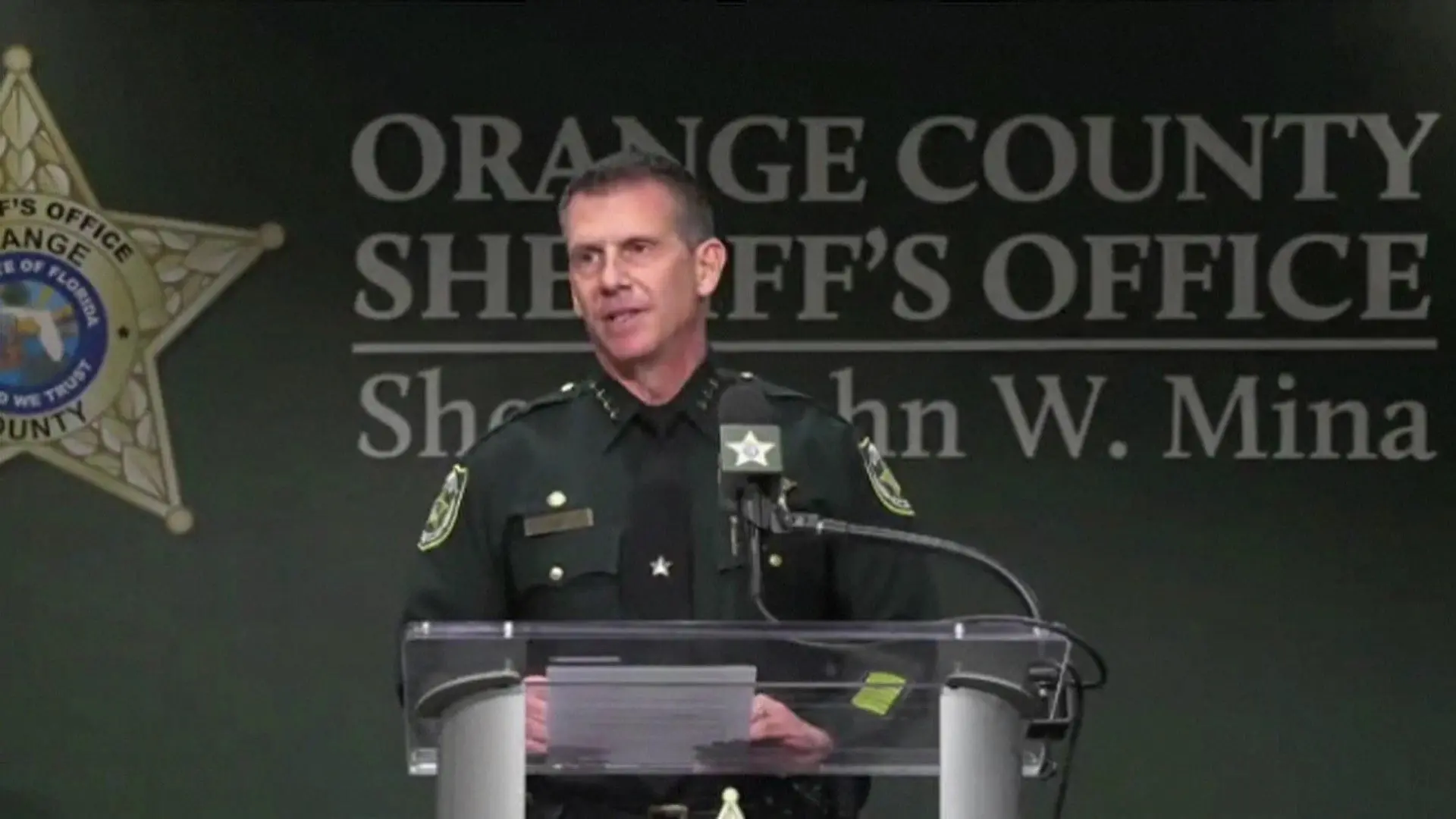 Polizei-Sheriff John Mina berichtet über den tragischen Vorfall in Florida, bei dem drei Menschen getötet wurden.