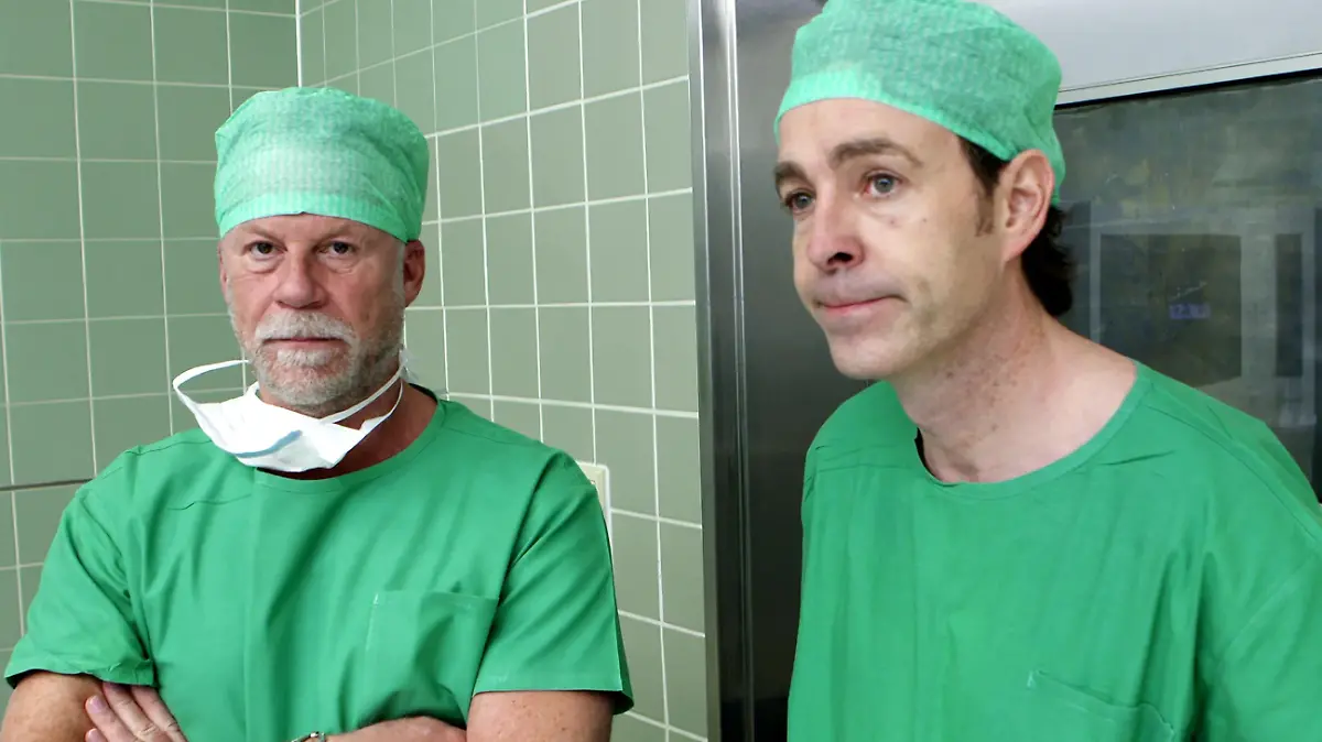 Reporter Jenke von Wilmsdorff (l.) begleitet Dr. med. Jürgen S. Meyer bei einer Magenbypass-Operationen.
