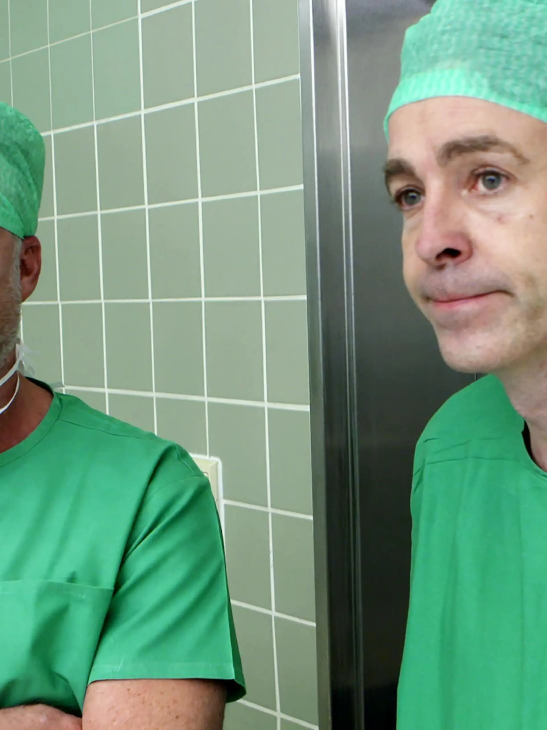 Reporter Jenke von Wilmsdorff (l.) begleitet Dr. med. Jürgen S. Meyer bei einer Magenbypass-Operationen.