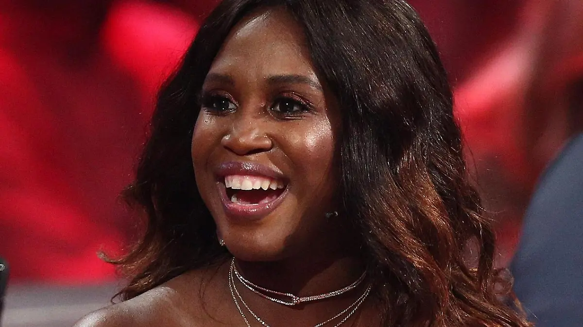 Motsi Mabuse lacht